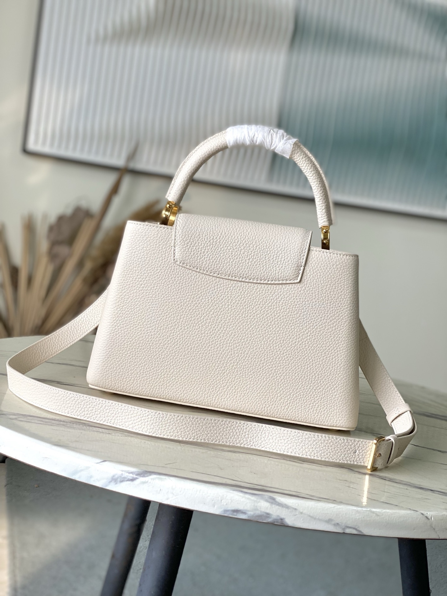 特级原厂皮 M12935 奶白色中号 本款Capucines中号手袋出自Chain On You系列,以