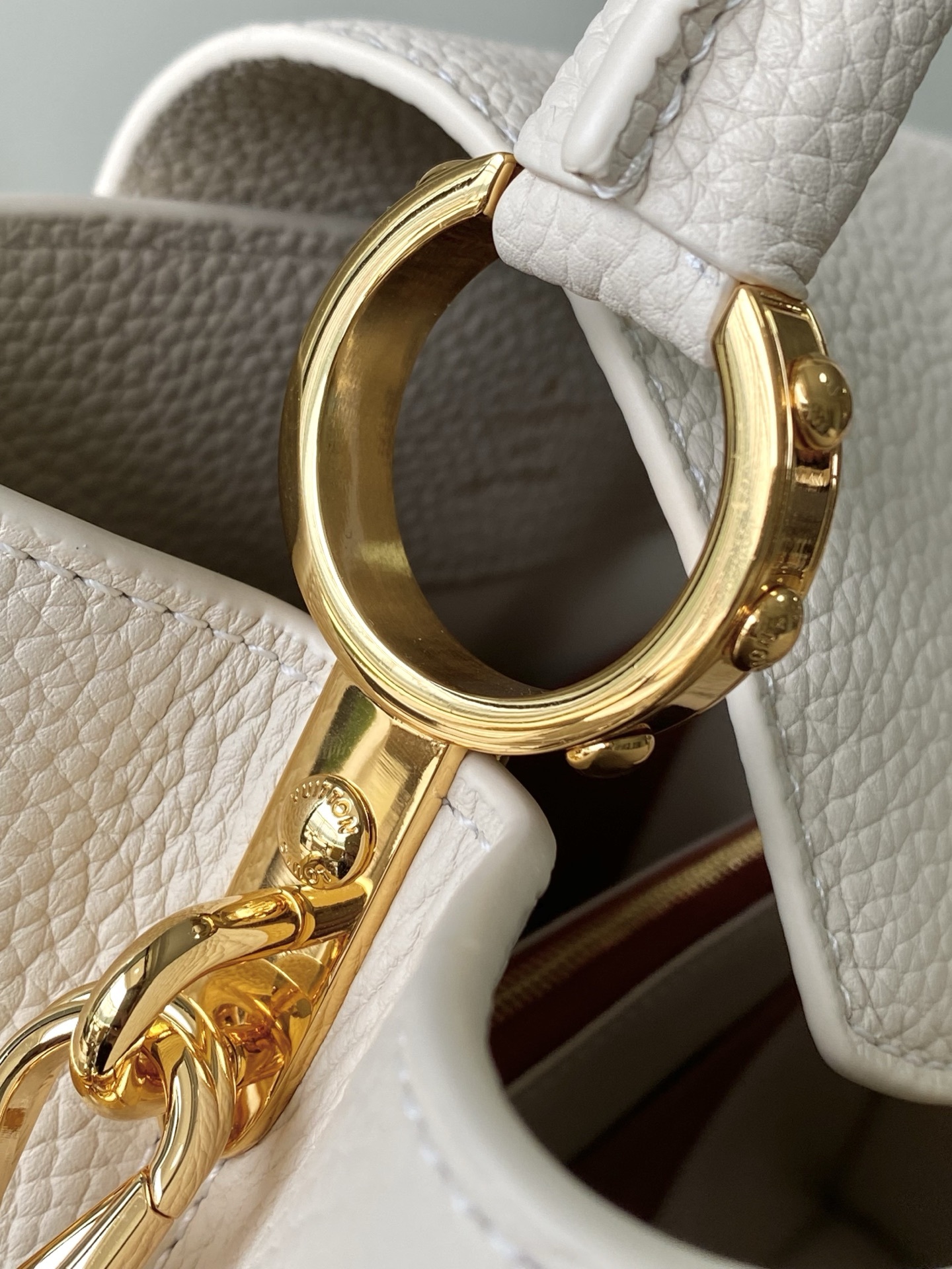 特级原厂皮 M12935 奶白色中号 本款Capucines中号手袋出自Chain On You系列,以