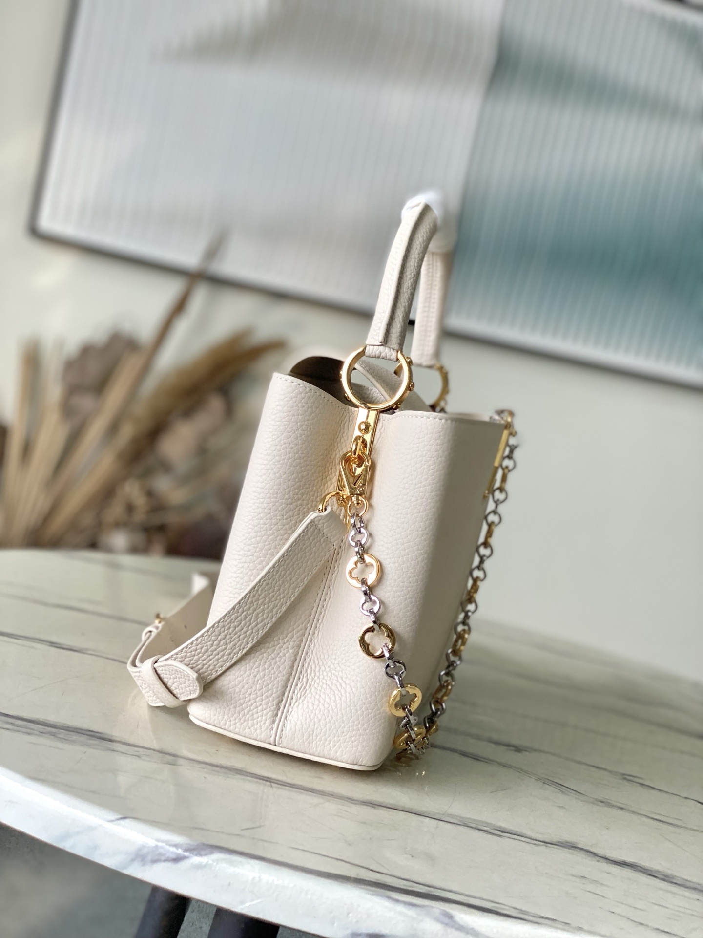 特级原厂皮 M12935 奶白色中号 本款Capucines中号手袋出自Chain On You系列,以