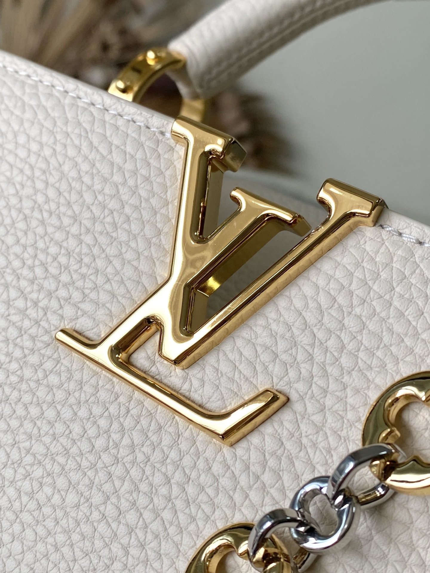 特级原厂皮 M12935 奶白色小号 本款Capucines BB手袋取材柔韧Taurillon牛皮革,