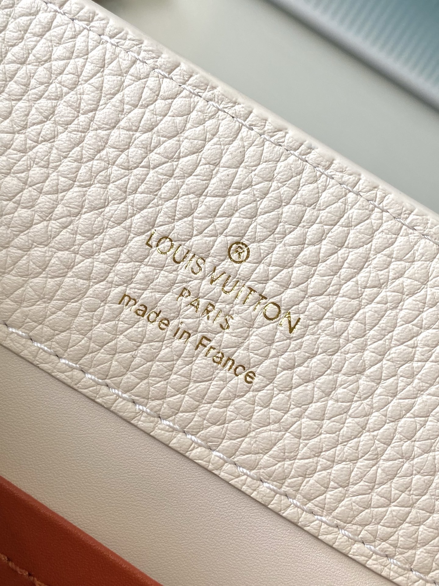 特级原厂皮 M12935 奶白色小号 本款Capucines BB手袋取材柔韧Taurillon牛皮革,