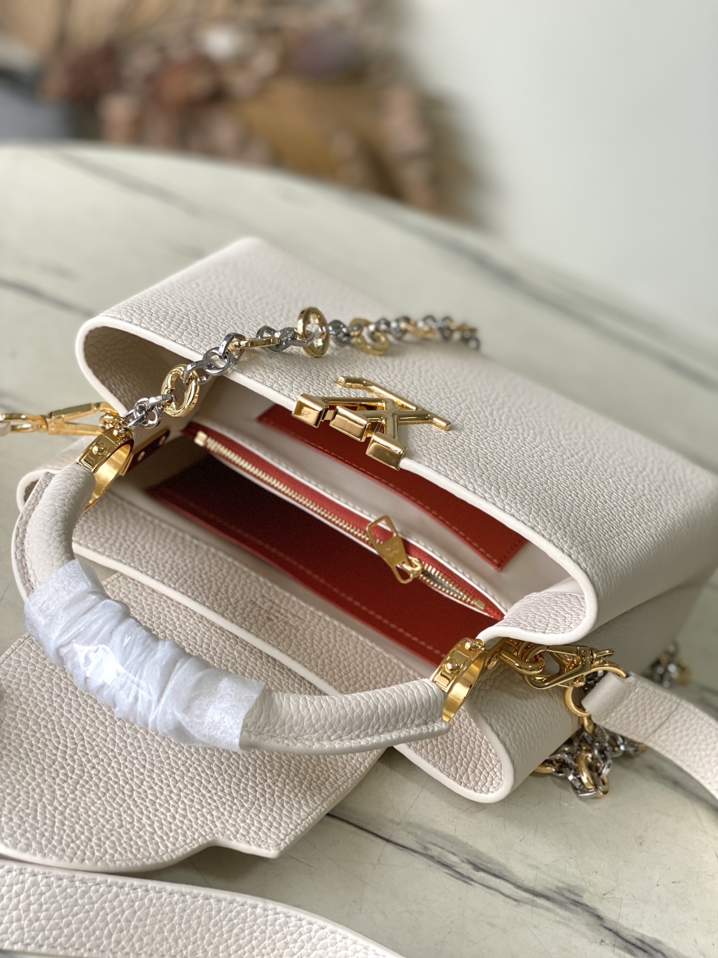 特级原厂皮 M12935 奶白色小号 本款Capucines BB手袋取材柔韧Taurillon牛皮革,