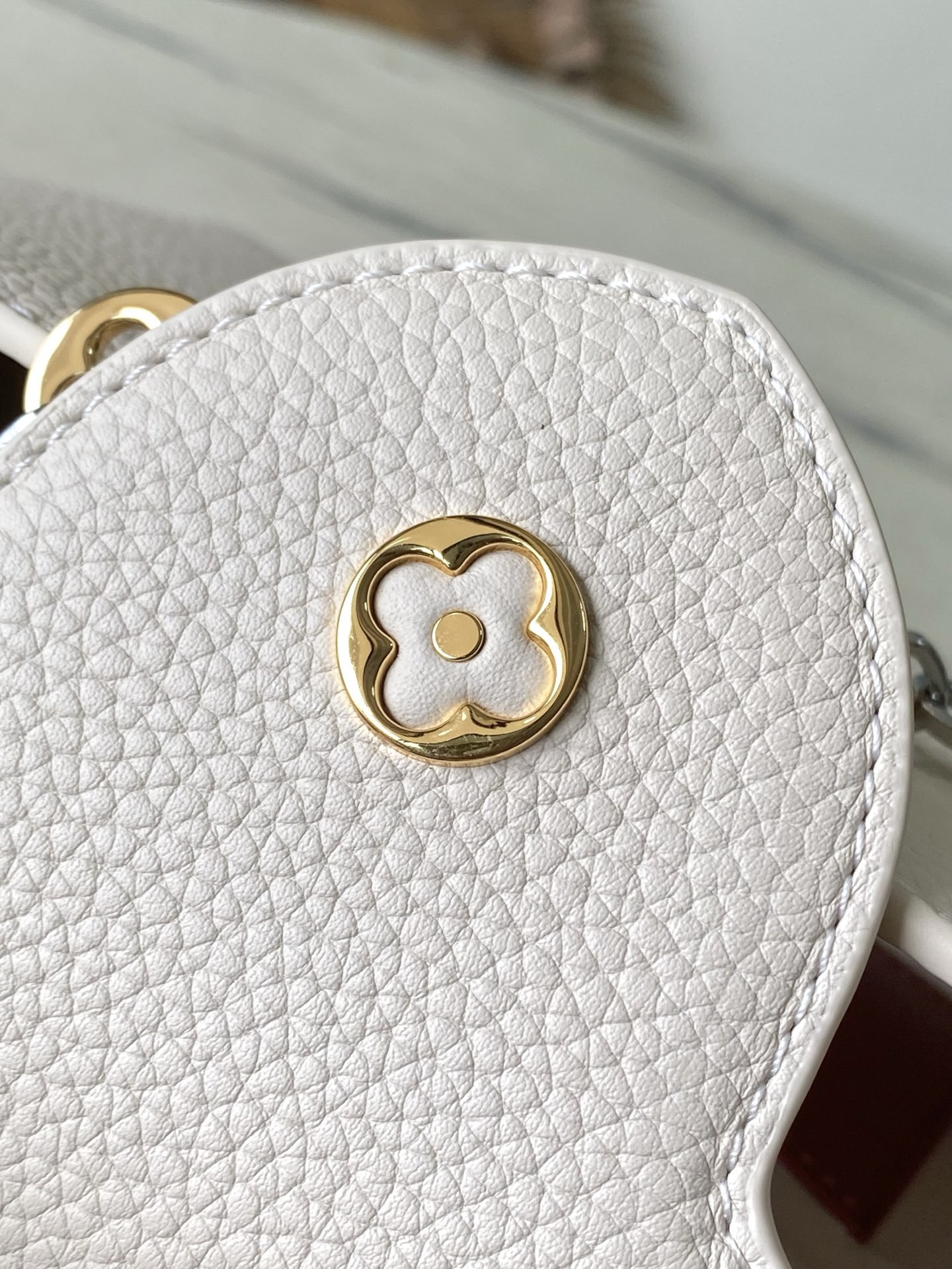 特级原厂皮 M12935 奶白色小号 本款Capucines BB手袋取材柔韧Taurillon牛皮革,