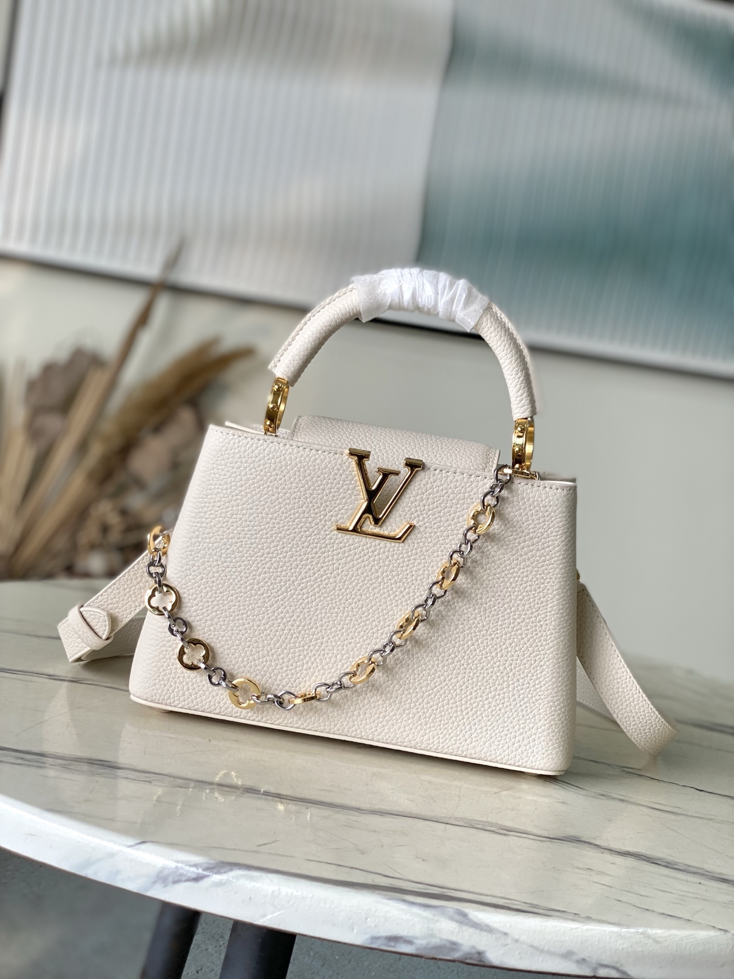 特级原厂皮 M12935 奶白色小号 本款Capucines BB手袋取材柔韧Taurillon牛皮革，