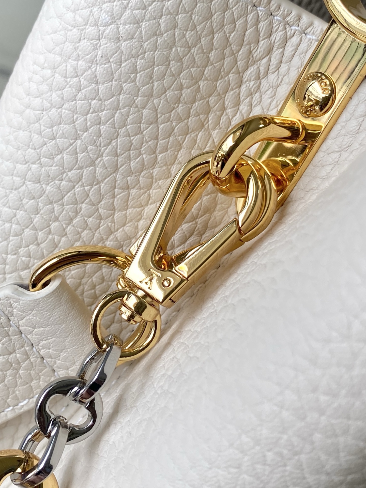 特级原厂皮 M12935 奶白色小号 本款Capucines BB手袋取材柔韧Taurillon牛皮革,