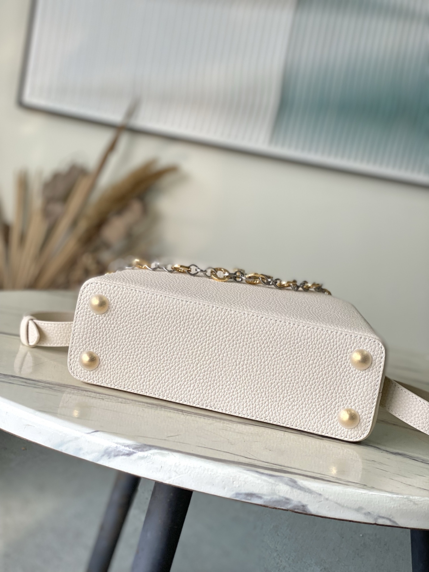 特级原厂皮 M12935 奶白色小号 本款Capucines BB手袋取材柔韧Taurillon牛皮革,