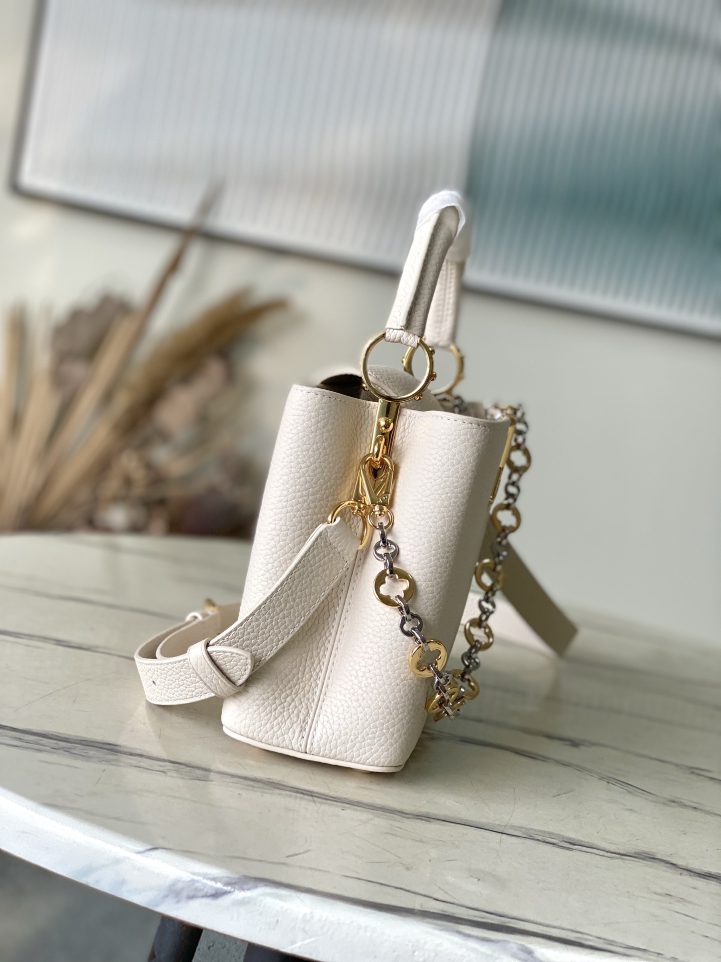 特级原厂皮 M12935 奶白色小号 本款Capucines BB手袋取材柔韧Taurillon牛皮革,