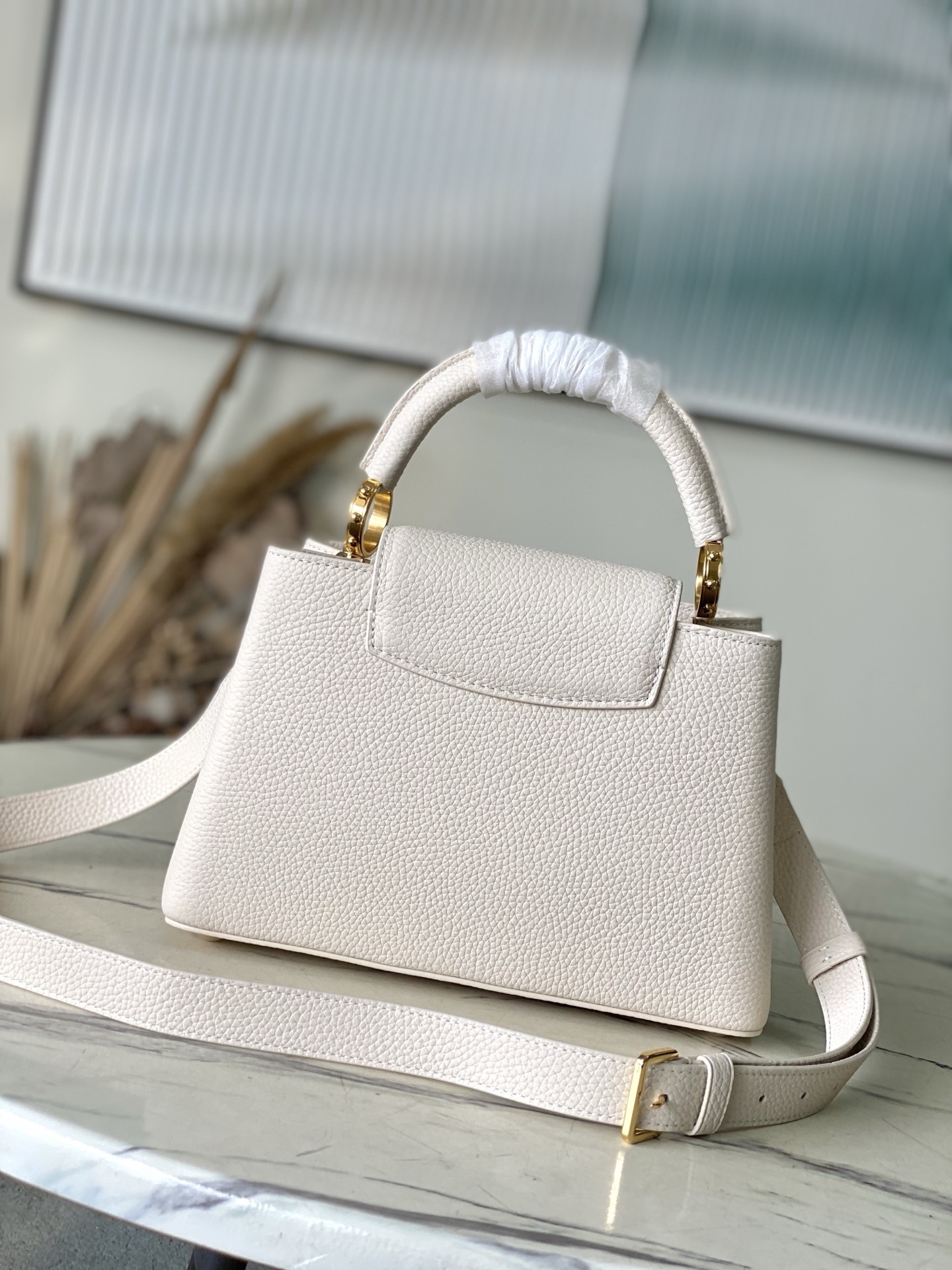 特级原厂皮 M12935 奶白色小号 本款Capucines BB手袋取材柔韧Taurillon牛皮革,