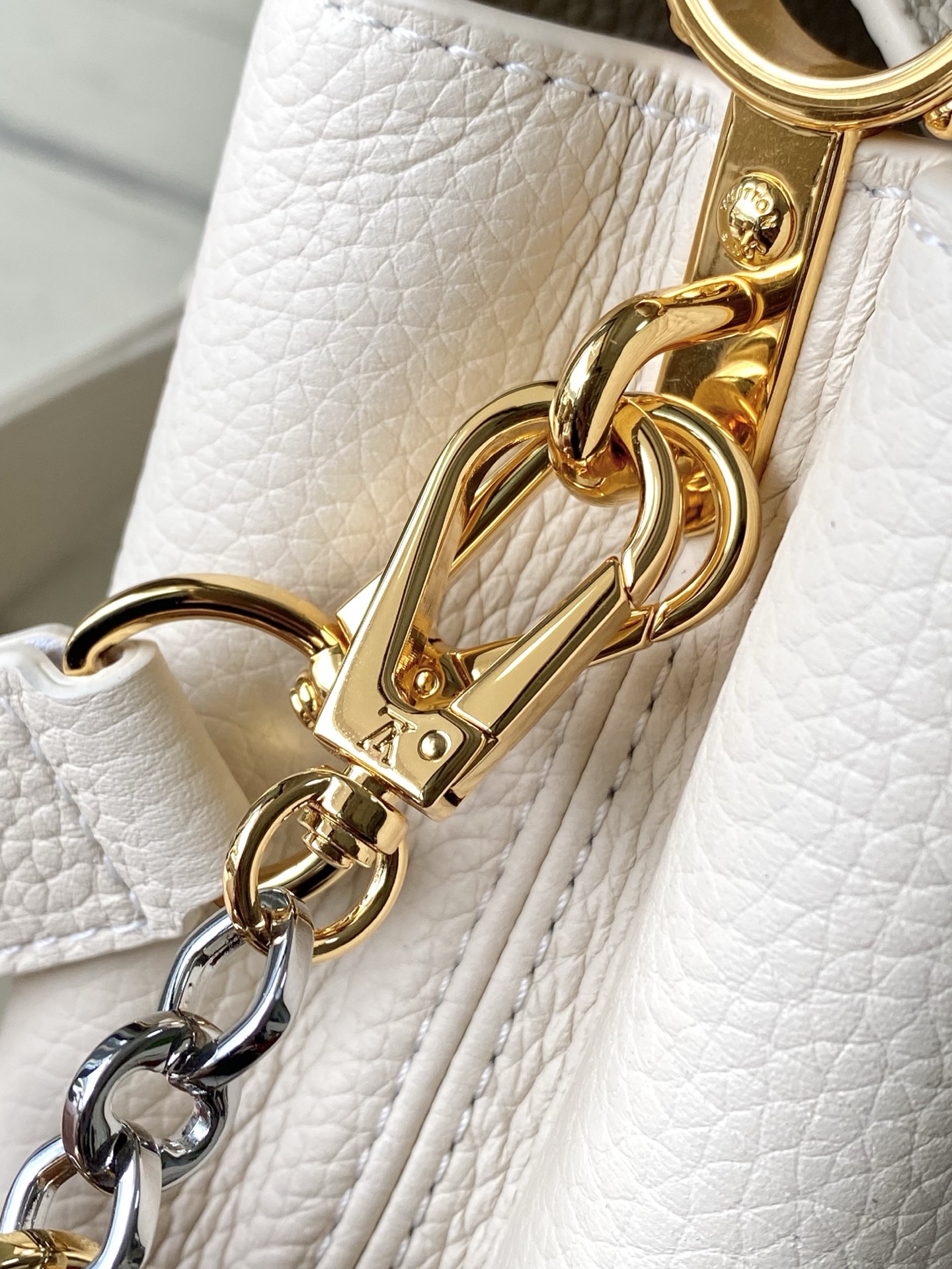 特级原厂皮 M12935 奶白色mini 本款Capucines mini 手袋取材柔韧Taurillo