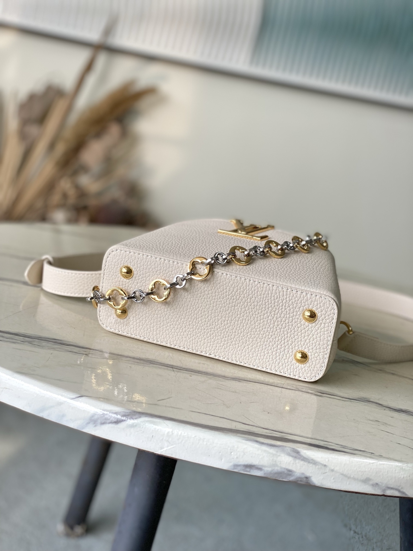 特级原厂皮 M12935 奶白色mini 本款Capucines mini 手袋取材柔韧Taurillo