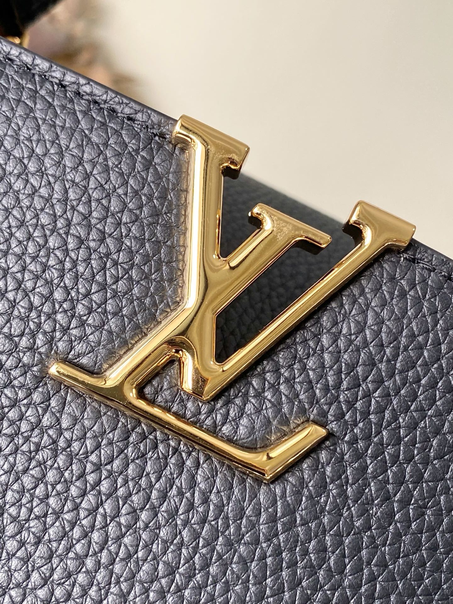 特级原厂皮 M12936 黑色中号 本款Capucines中号手袋出自Chain On You系列,以T