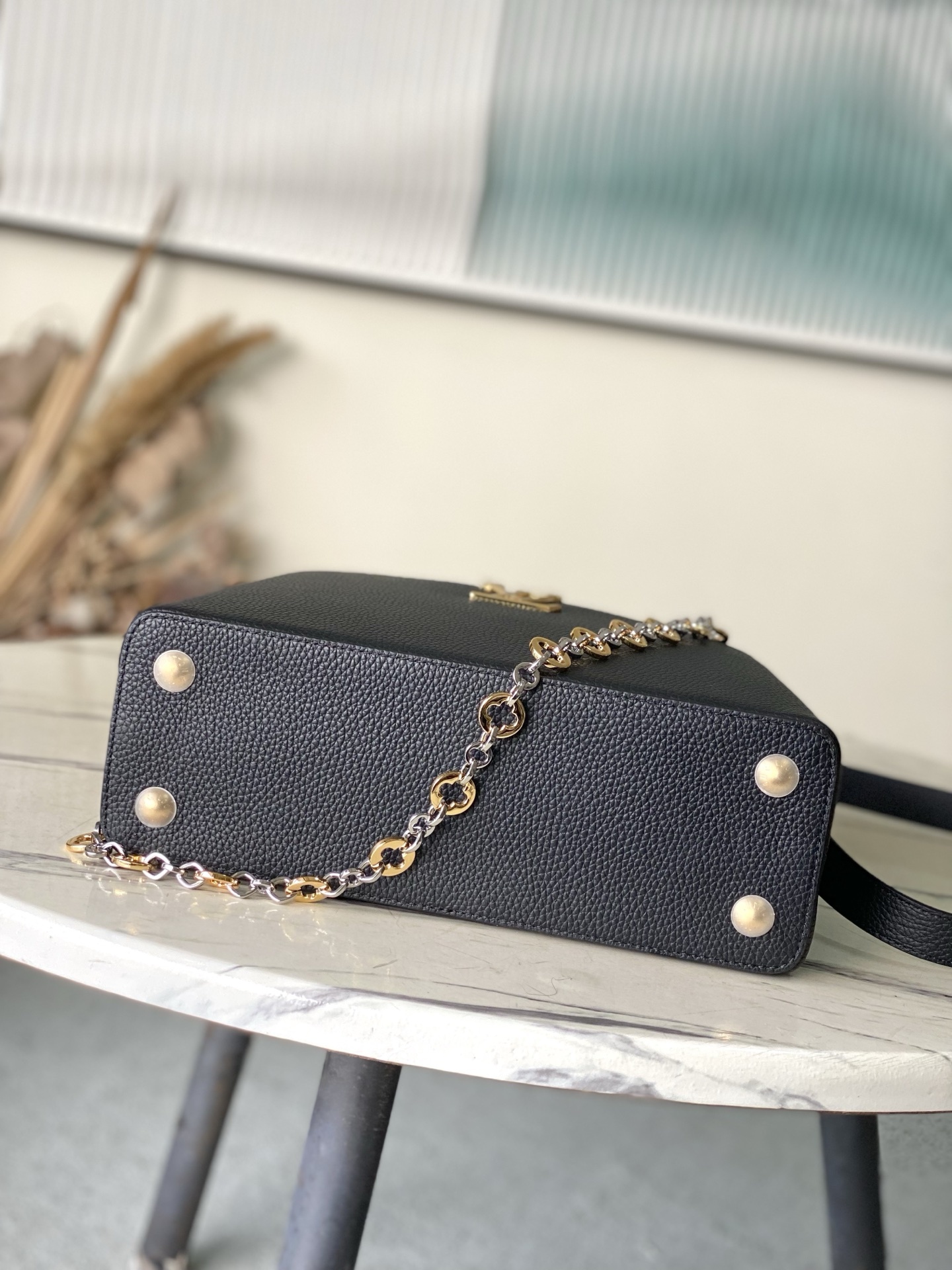 特级原厂皮 M12936 黑色中号 本款Capucines中号手袋出自Chain On You系列,以T