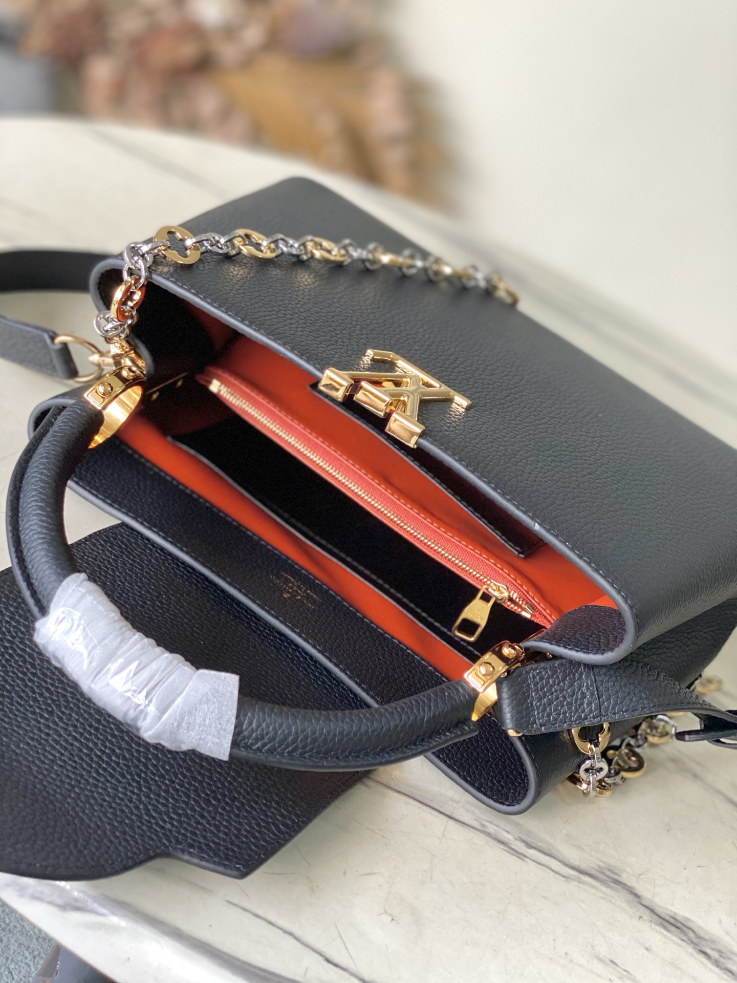 特级原厂皮 M12936 黑色中号 本款Capucines中号手袋出自Chain On You系列,以T