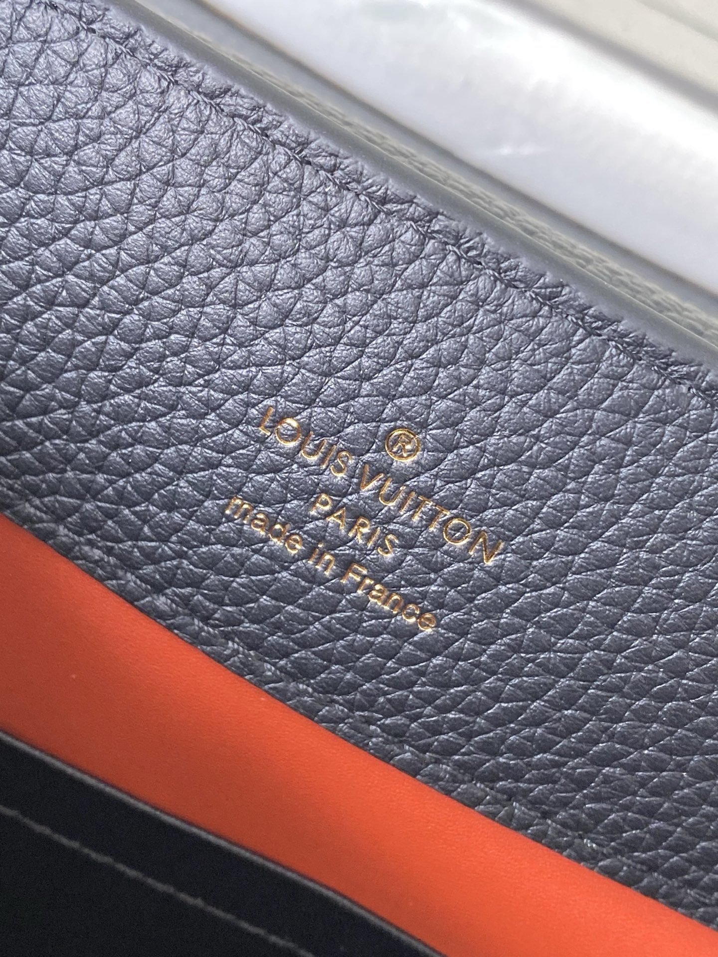 特级原厂皮 M12936 黑色中号 本款Capucines中号手袋出自Chain On You系列,以T