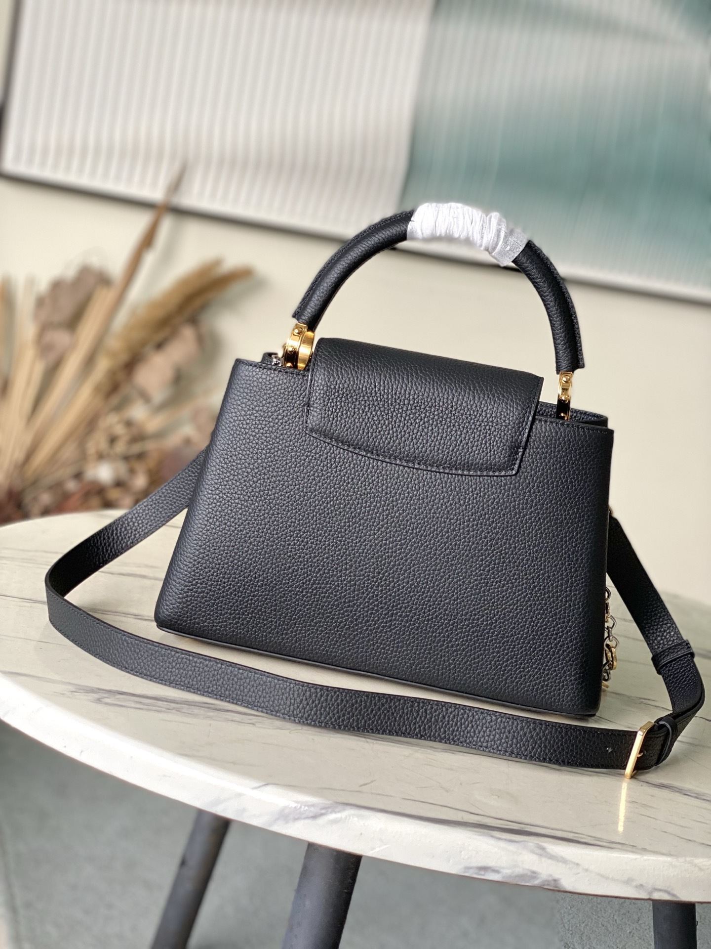 特级原厂皮 M12936 黑色中号 本款Capucines中号手袋出自Chain On You系列,以T