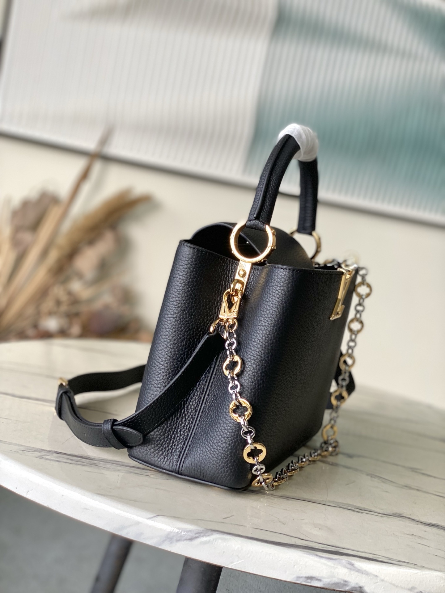 特级原厂皮 M12936 黑色中号 本款Capucines中号手袋出自Chain On You系列,以T