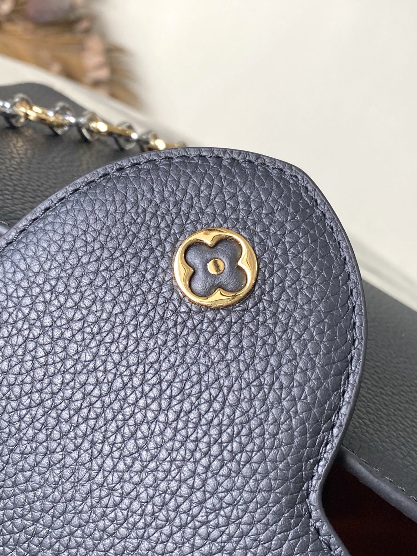 特级原厂皮 M12936 黑色中号 本款Capucines中号手袋出自Chain On You系列,以T