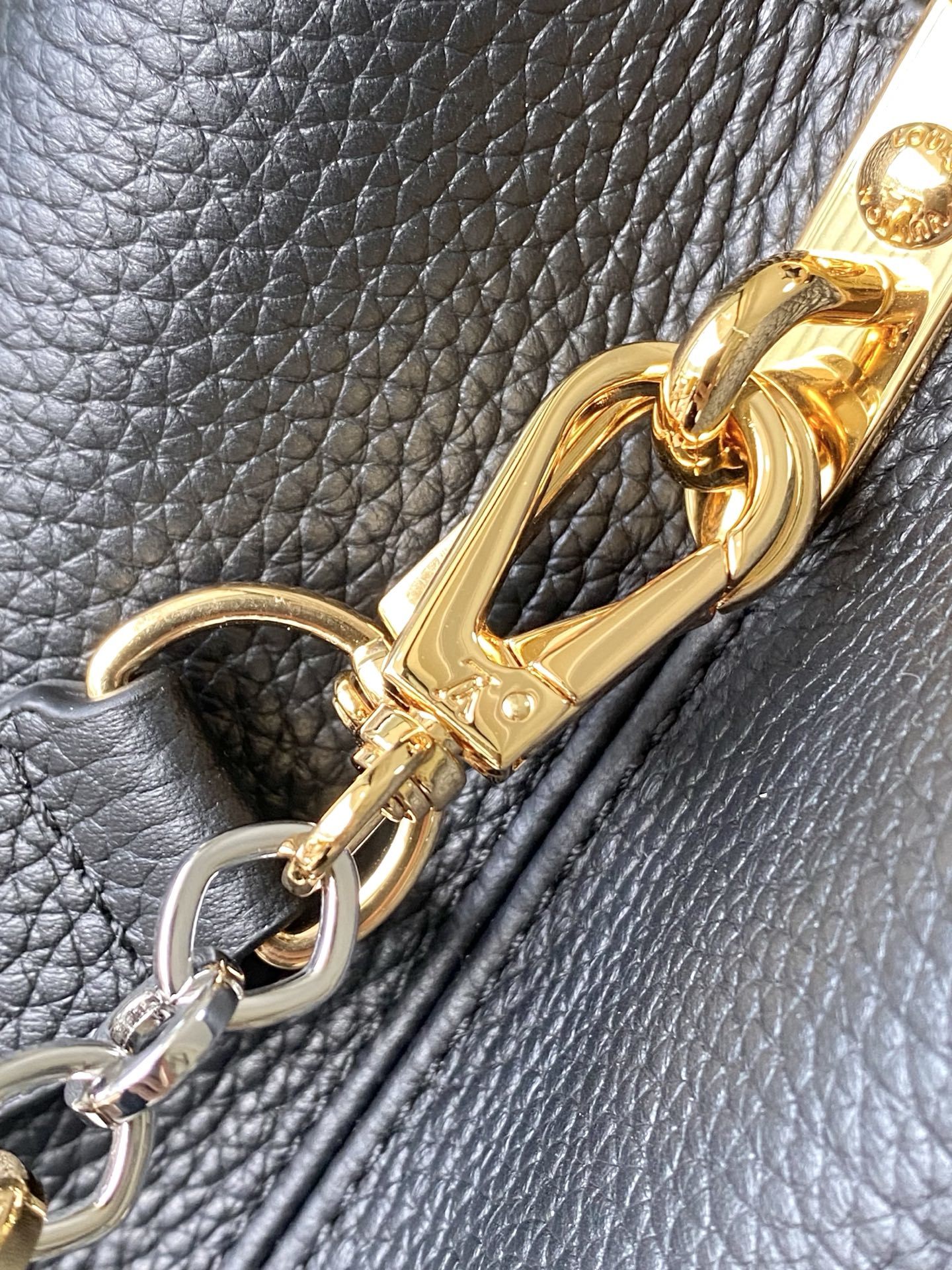 特级原厂皮 M12936 黑色中号 本款Capucines中号手袋出自Chain On You系列,以T