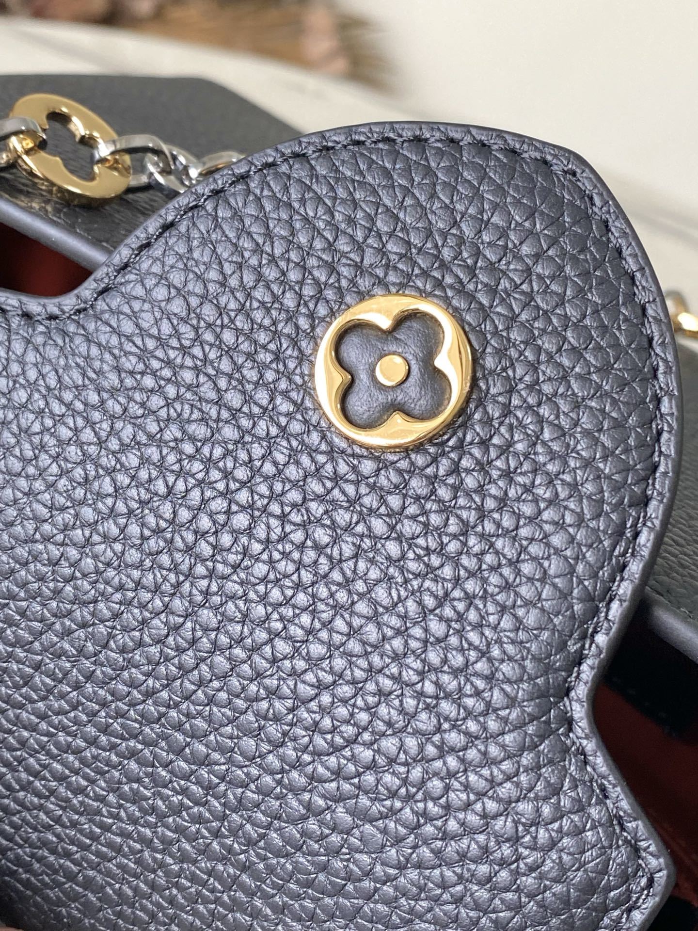 特级原厂皮 M12936 黑色小号 本款Capucines BB手袋取材柔韧Taurillon牛皮革,以