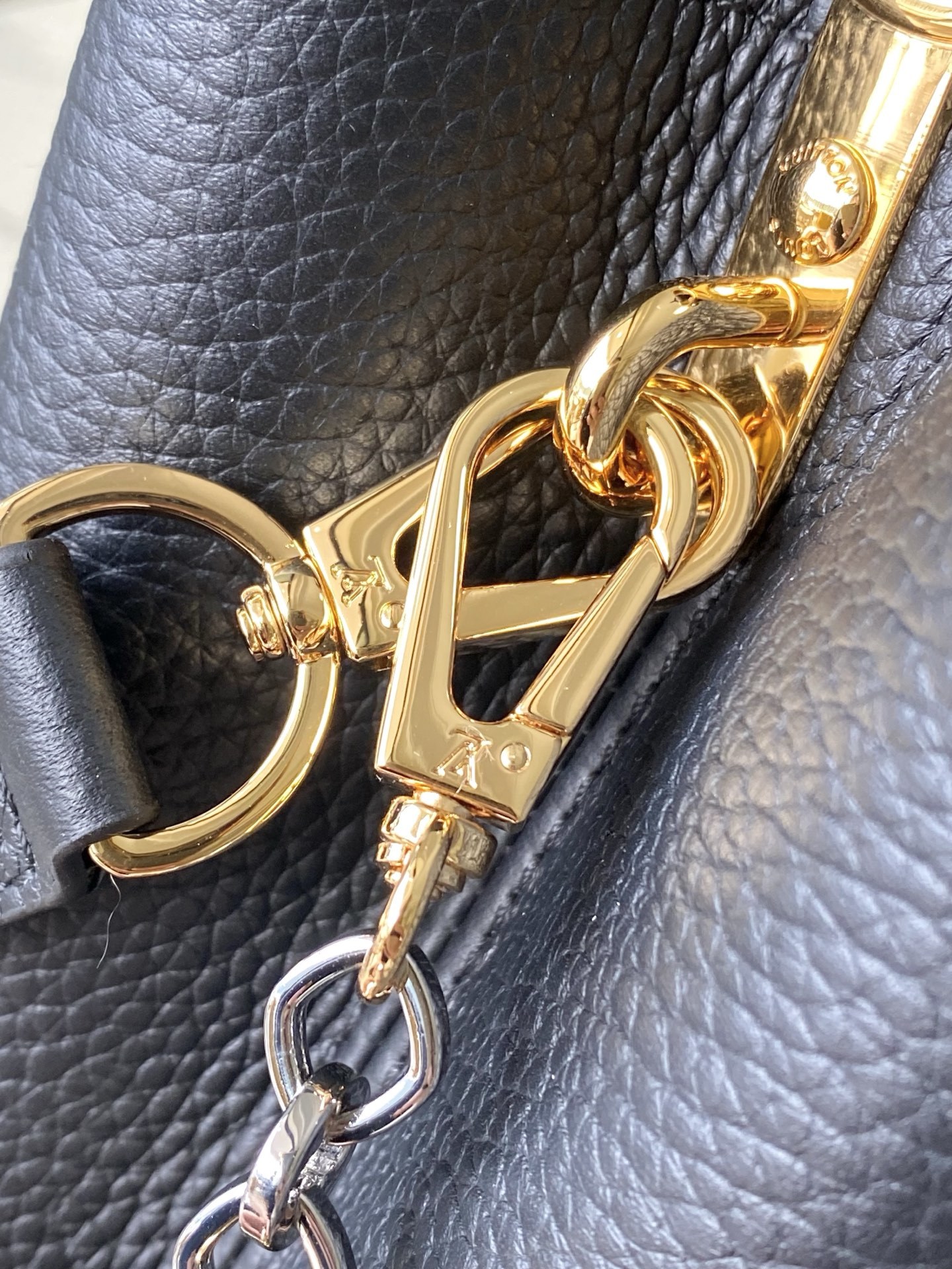 特级原厂皮 M12936 黑色小号 本款Capucines BB手袋取材柔韧Taurillon牛皮革,以