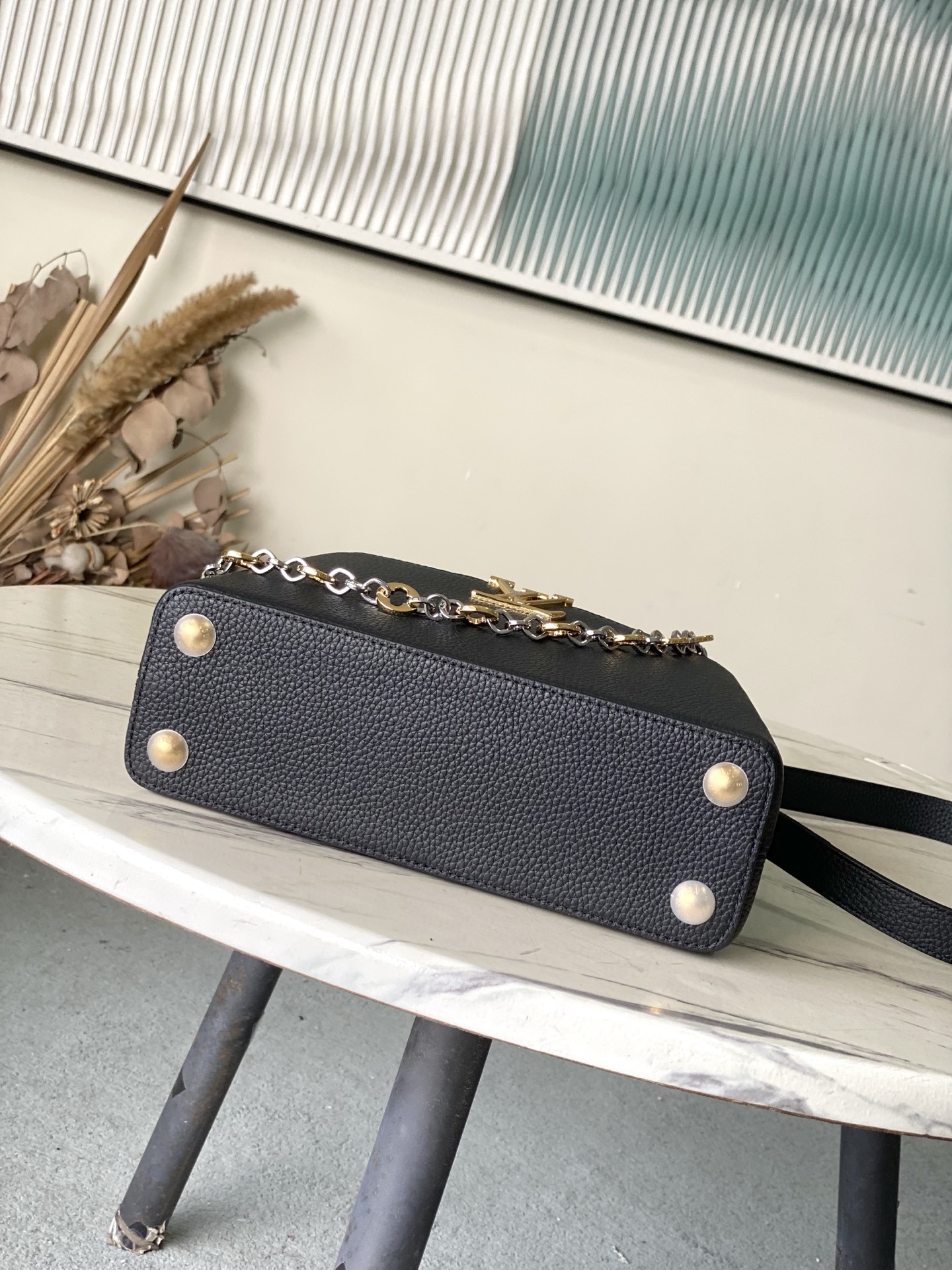 特级原厂皮 M12936 黑色小号 本款Capucines BB手袋取材柔韧Taurillon牛皮革,以