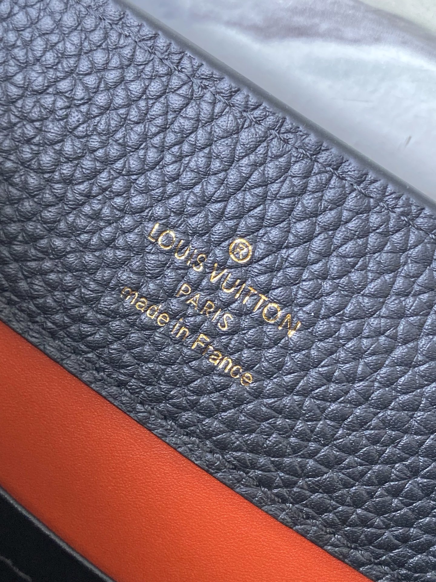 特级原厂皮 M12936 黑色小号 本款Capucines BB手袋取材柔韧Taurillon牛皮革,以