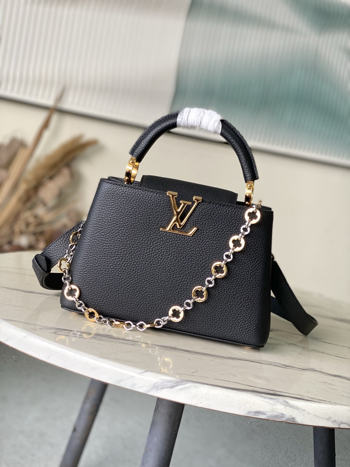 特级原厂皮 M12936 黑色小号 本款Capucines BB手袋取材柔韧Taurillon牛皮革，以