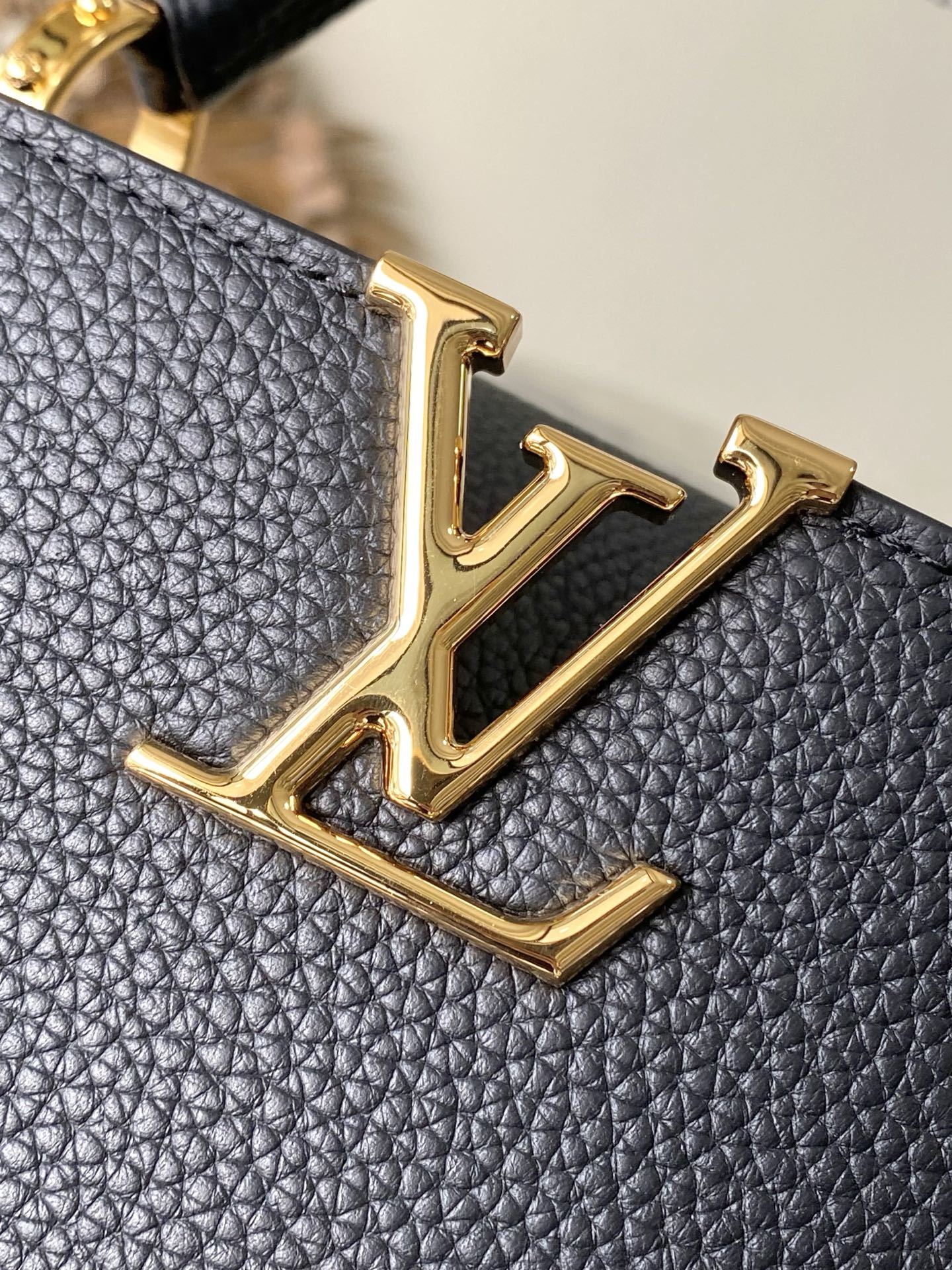 特级原厂皮 M12936 黑色小号 本款Capucines BB手袋取材柔韧Taurillon牛皮革,以