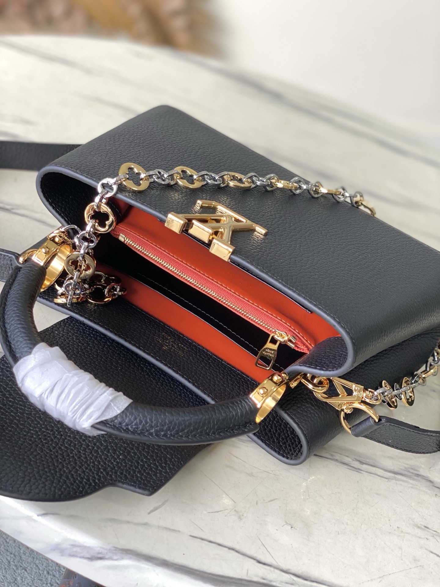 特级原厂皮 M12936 黑色小号 本款Capucines BB手袋取材柔韧Taurillon牛皮革,以