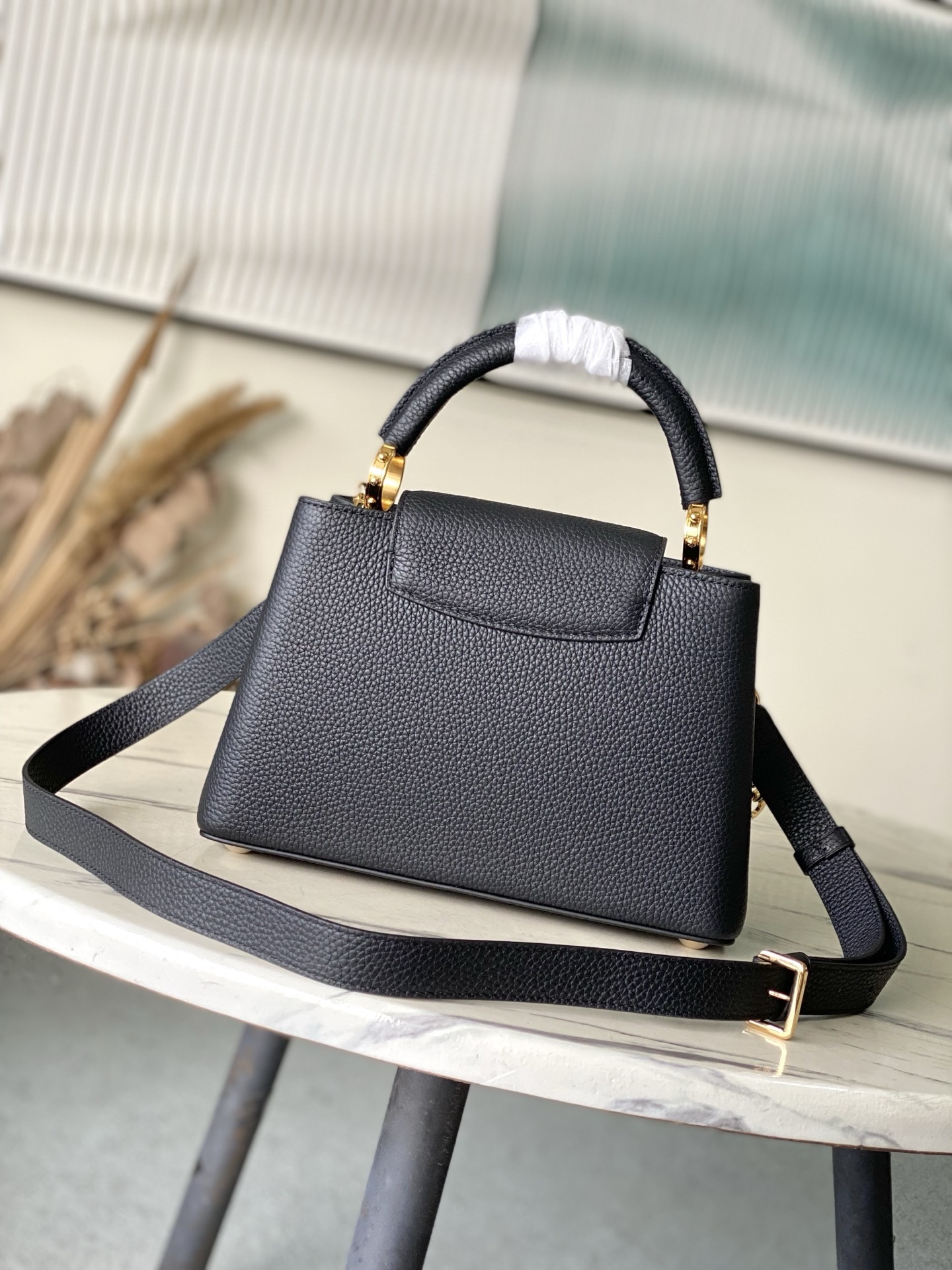 特级原厂皮 M12936 黑色小号 本款Capucines BB手袋取材柔韧Taurillon牛皮革,以