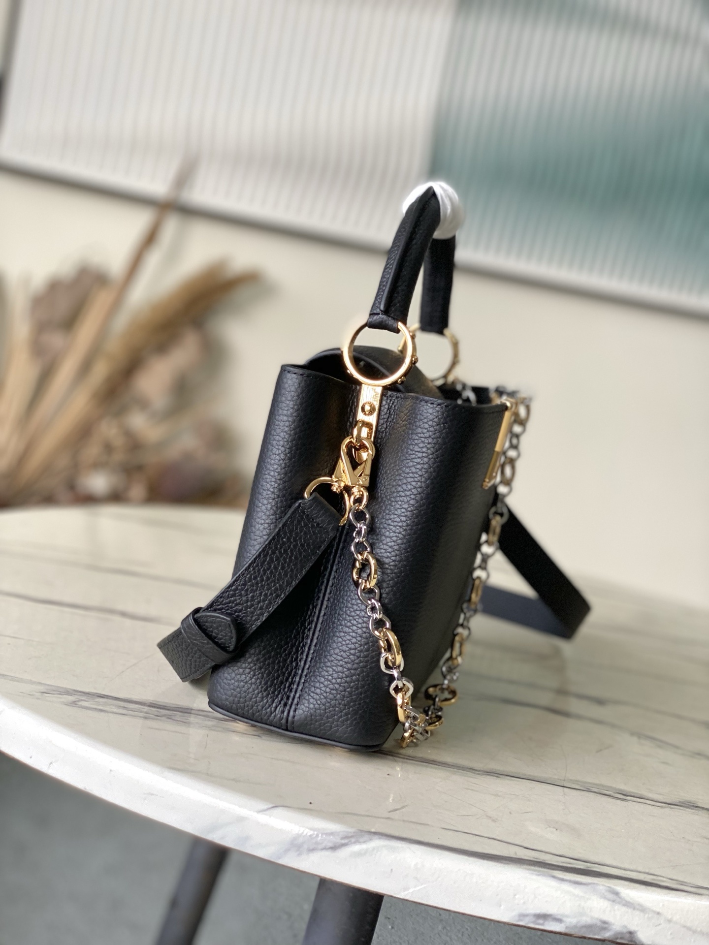 特级原厂皮 M12936 黑色小号 本款Capucines BB手袋取材柔韧Taurillon牛皮革,以