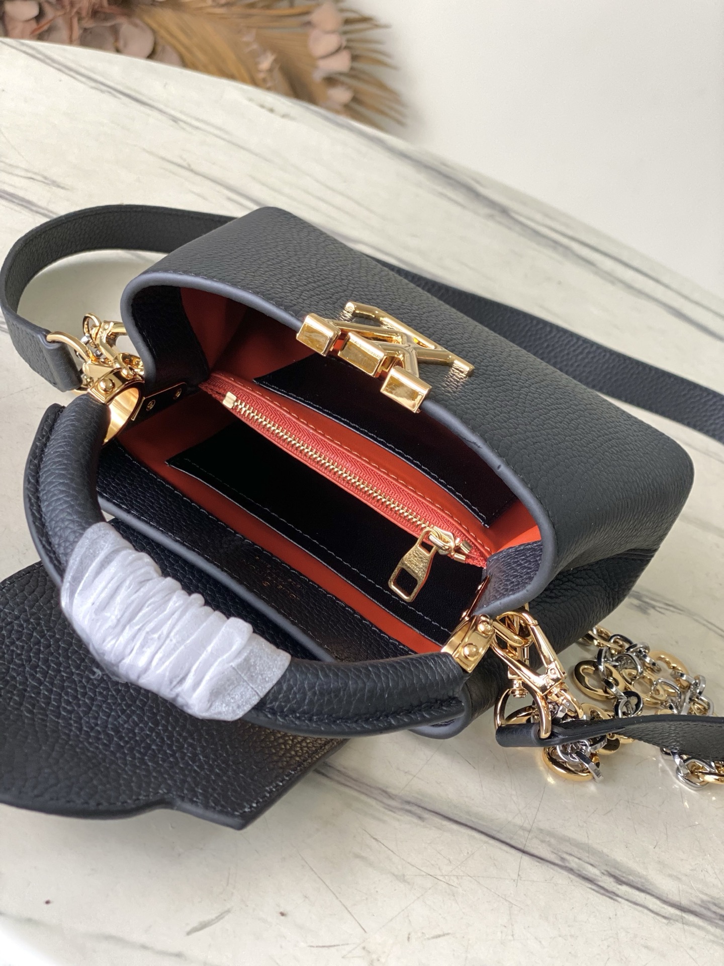 特级原厂皮 M12936 黑色mini 本款Capucines mini 手袋取材柔韧Taurillon