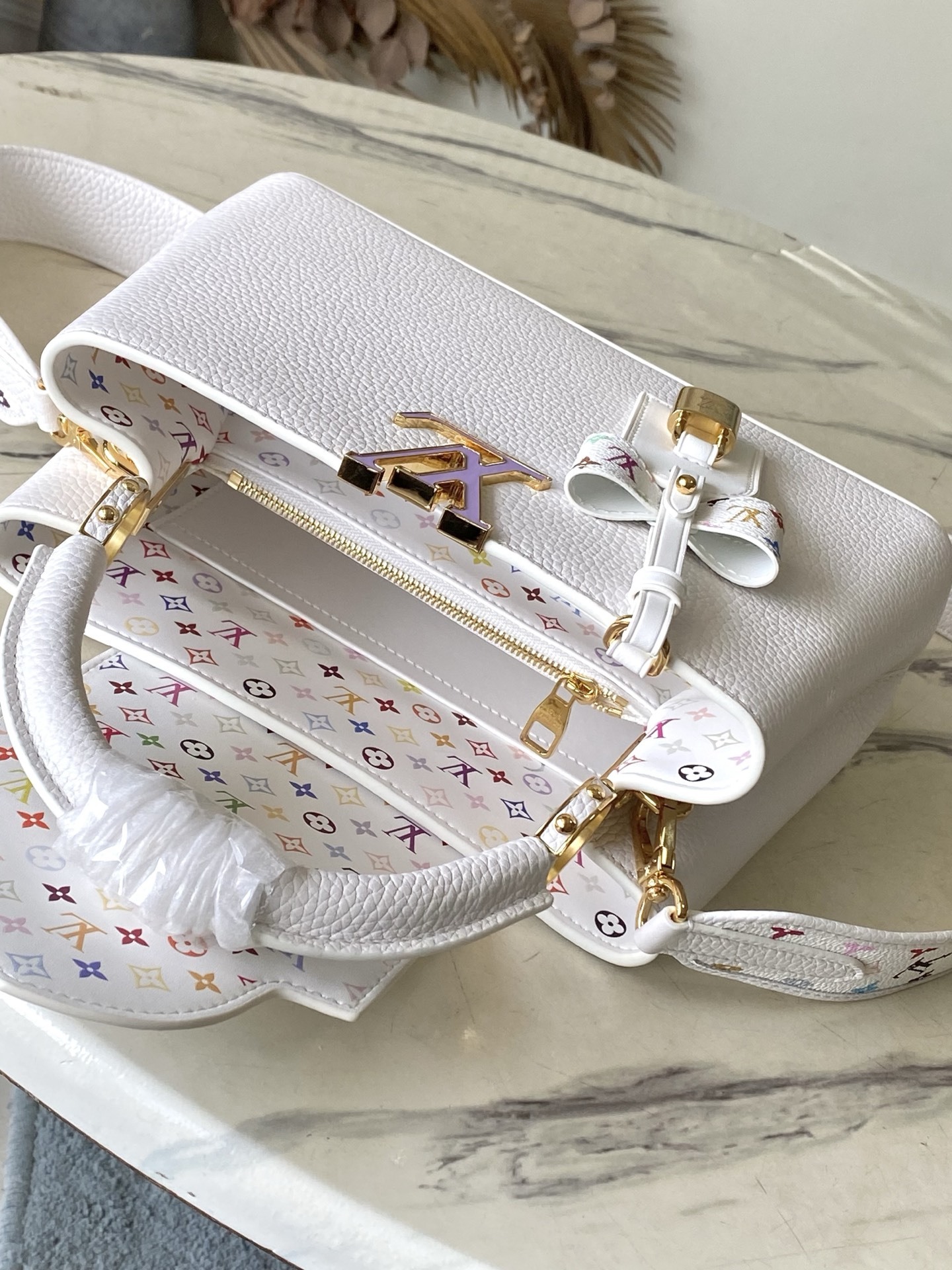 特级原厂皮 M13253小号 本款Capucines手袋出自路易威登x村上隆再版系列,选用Taurill