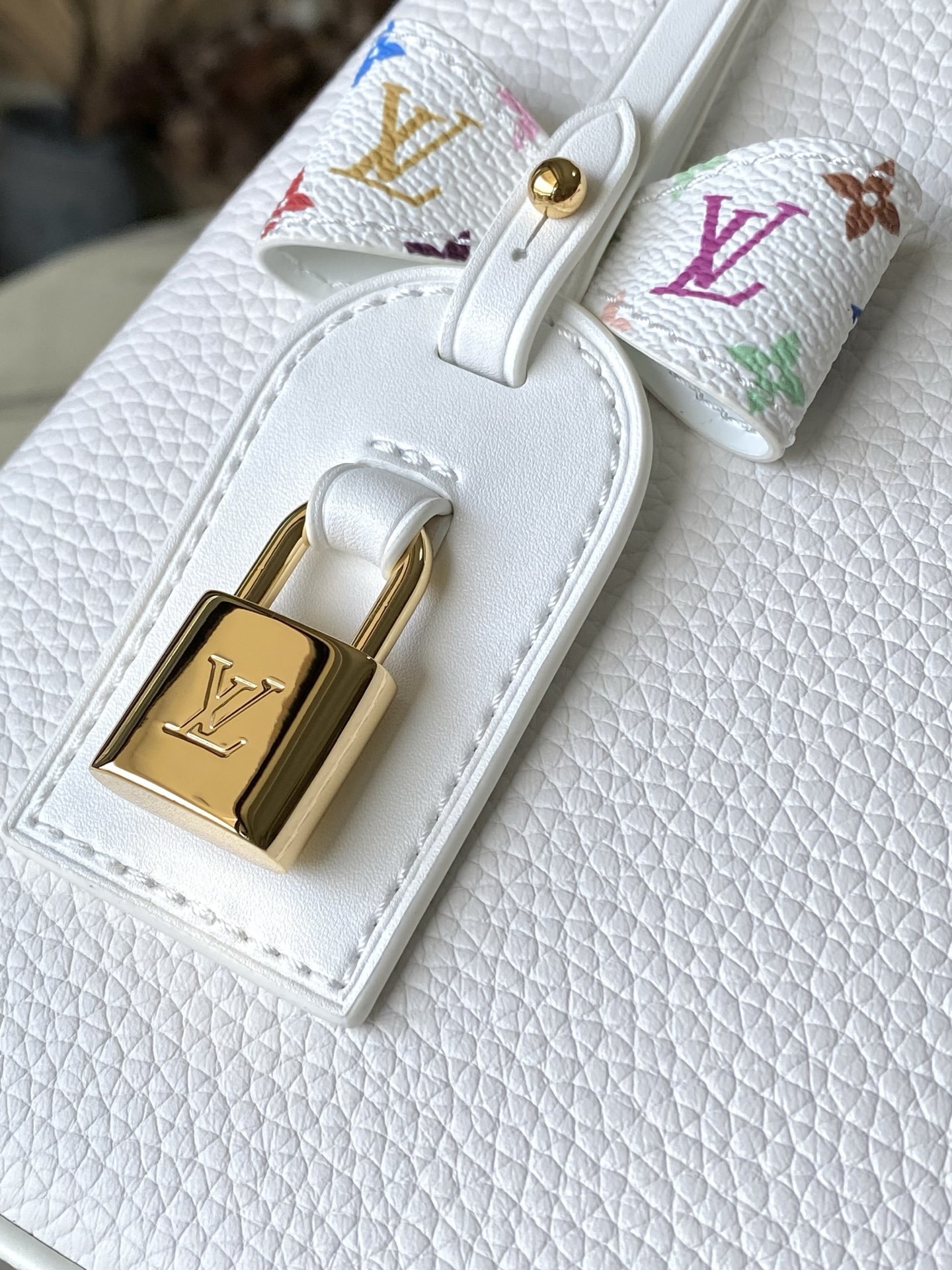 特级原厂皮 M13253小号 本款Capucines手袋出自路易威登x村上隆再版系列,选用Taurill