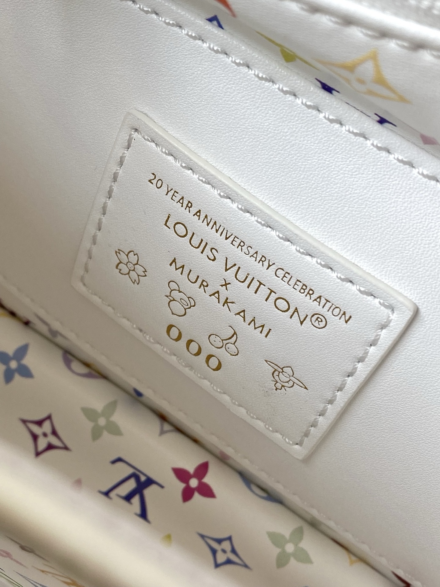 特级原厂皮 M13253小号 本款Capucines手袋出自路易威登x村上隆再版系列,选用Taurill