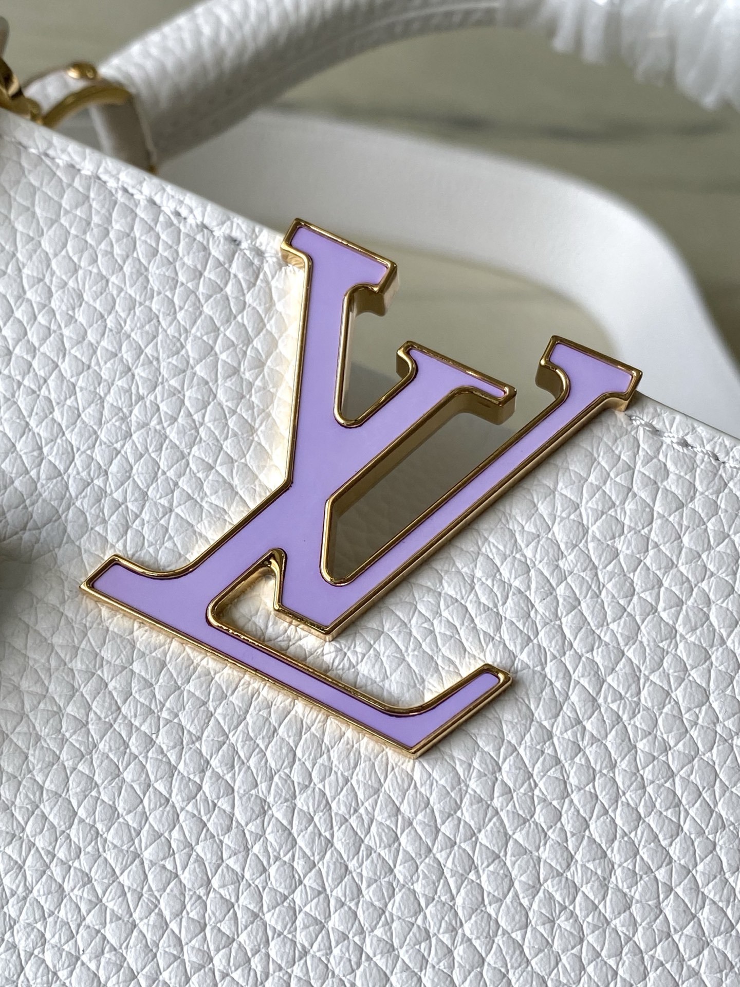 特级原厂皮 M13253小号 本款Capucines手袋出自路易威登x村上隆再版系列,选用Taurill