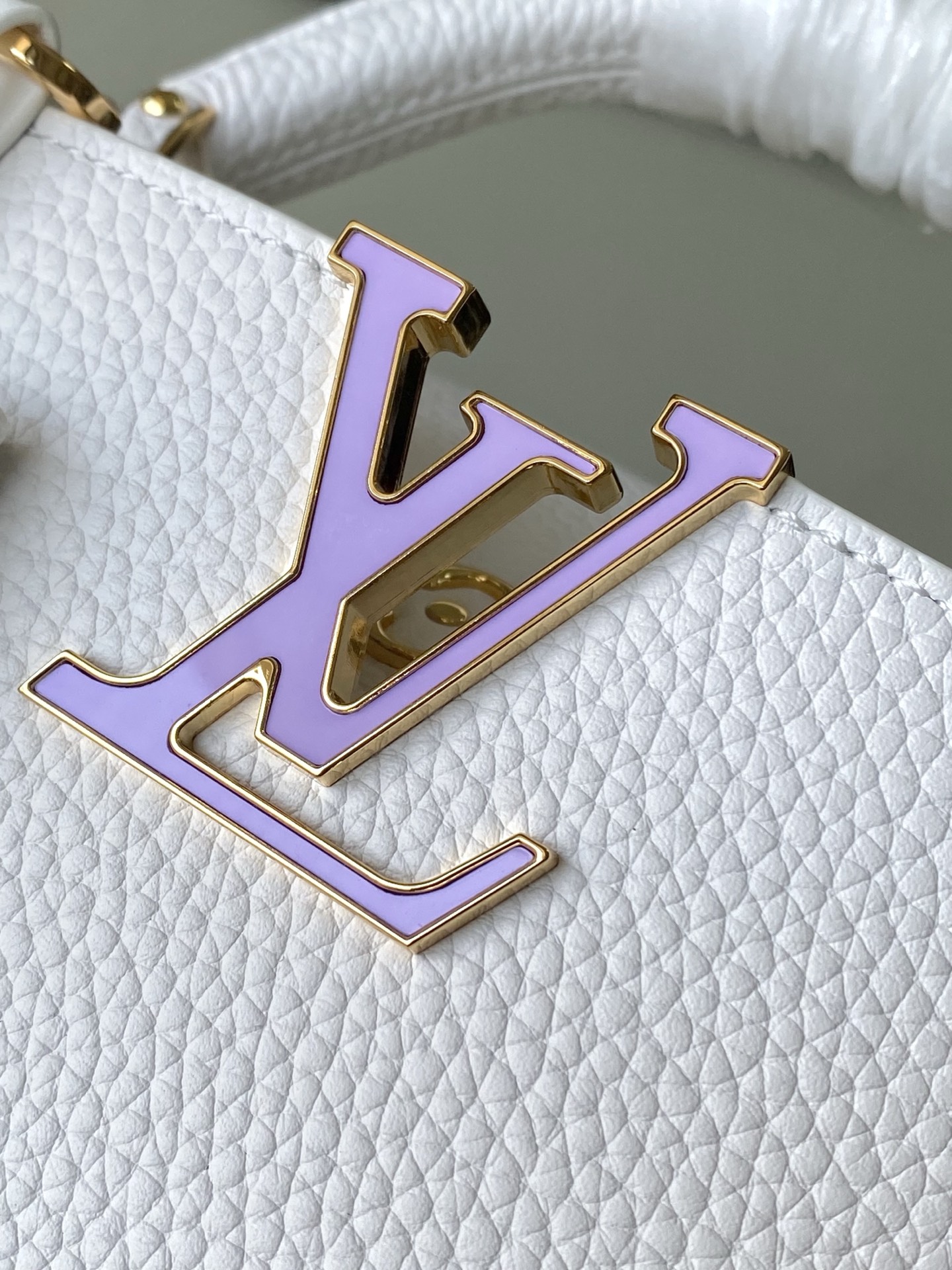 特级原厂皮 M13253 mini 本款Capucines手袋出自路易威登x村上隆再版系列,选用Taur