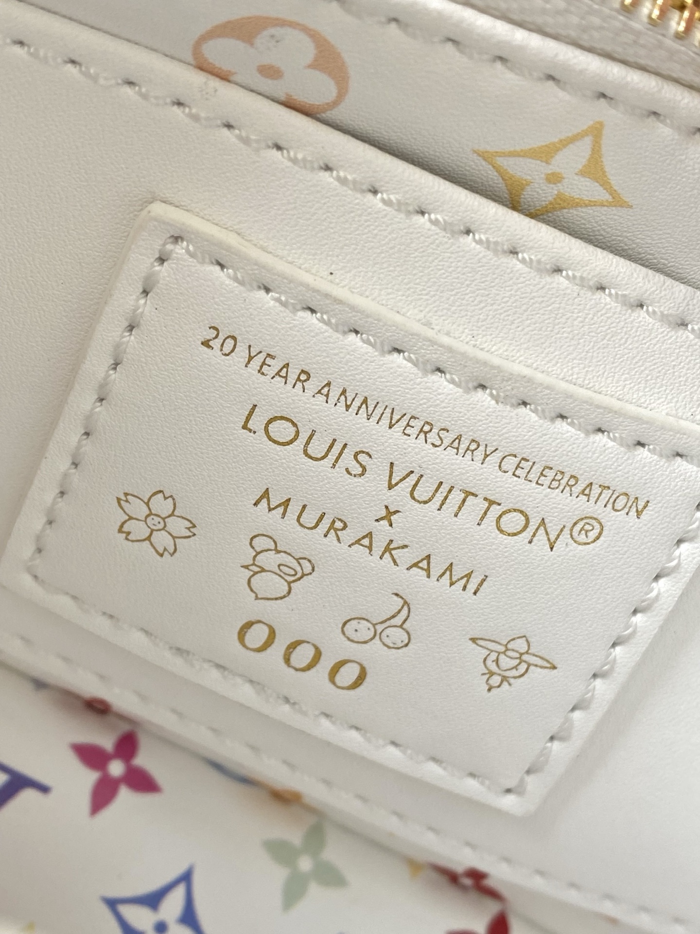 特级原厂皮 M13253 mini 本款Capucines手袋出自路易威登x村上隆再版系列,选用Taur