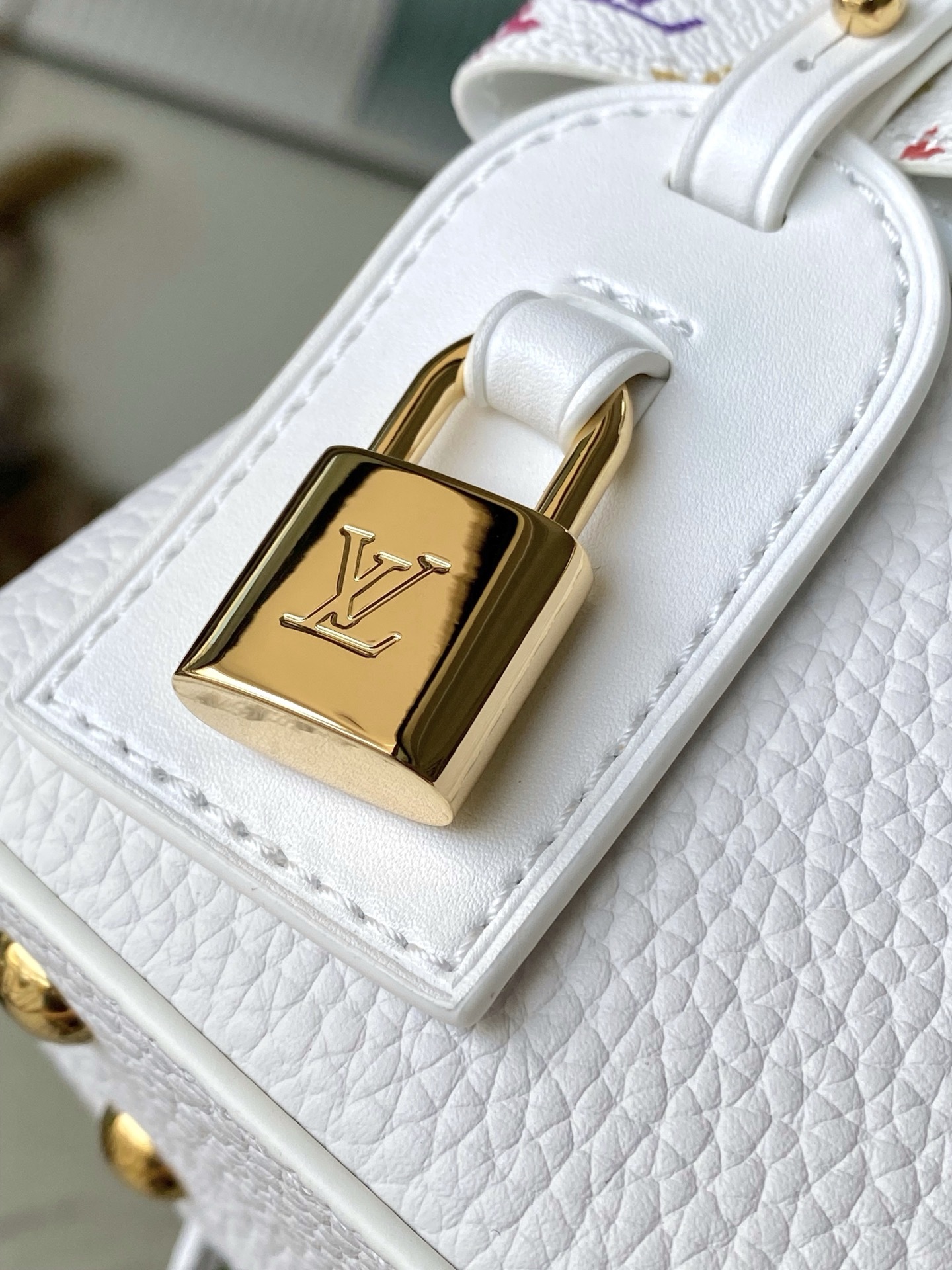 特级原厂皮 M13253 mini 本款Capucines手袋出自路易威登x村上隆再版系列,选用Taur