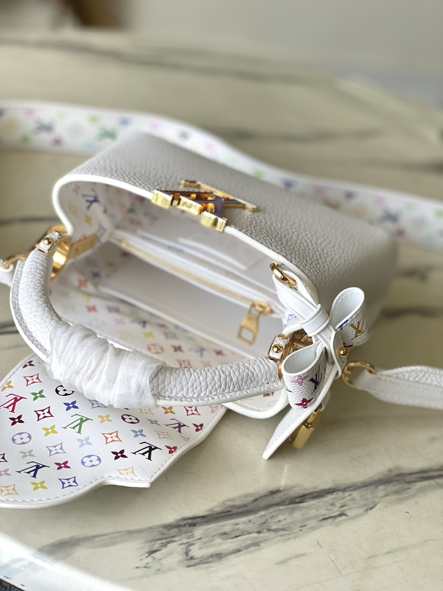 特级原厂皮 M13253 mini 本款Capucines手袋出自路易威登x村上隆再版系列,选用Taur