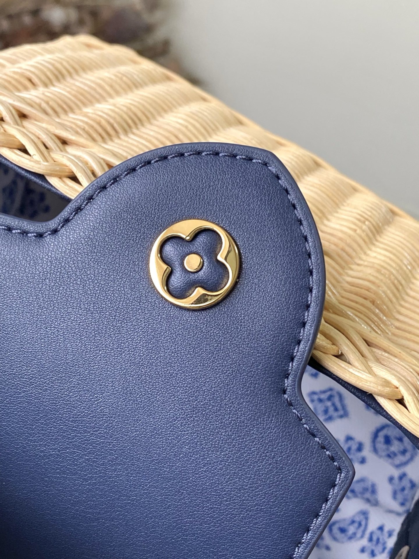 特级原厂皮 M14366 蓝色迷你 本款Capucines mini 手袋回溯品牌于1892年推出的Pi