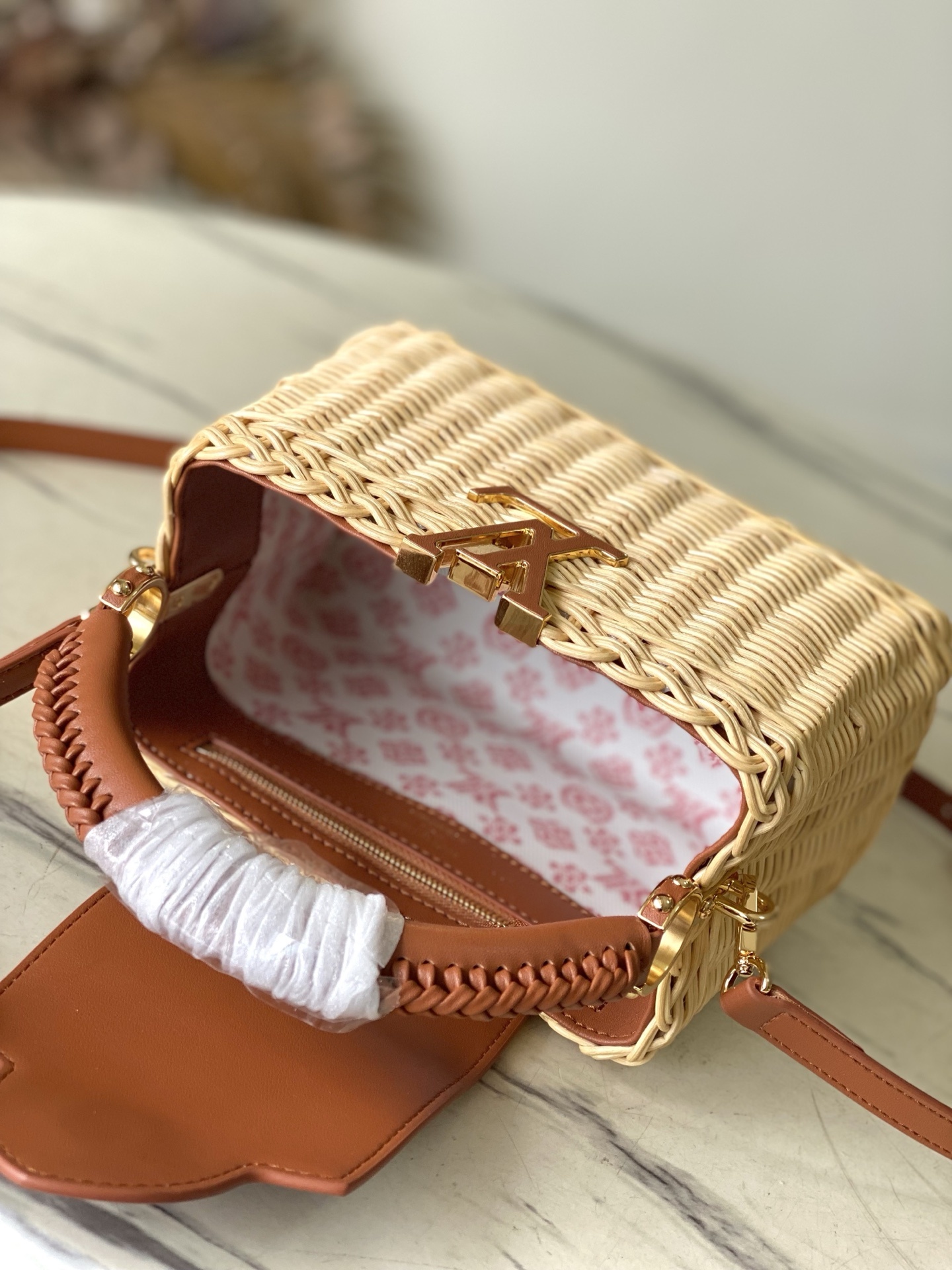 特级原厂皮 M26025 焦糖色迷你 本款Capucines mini 手袋回溯品牌于1892年推出的P