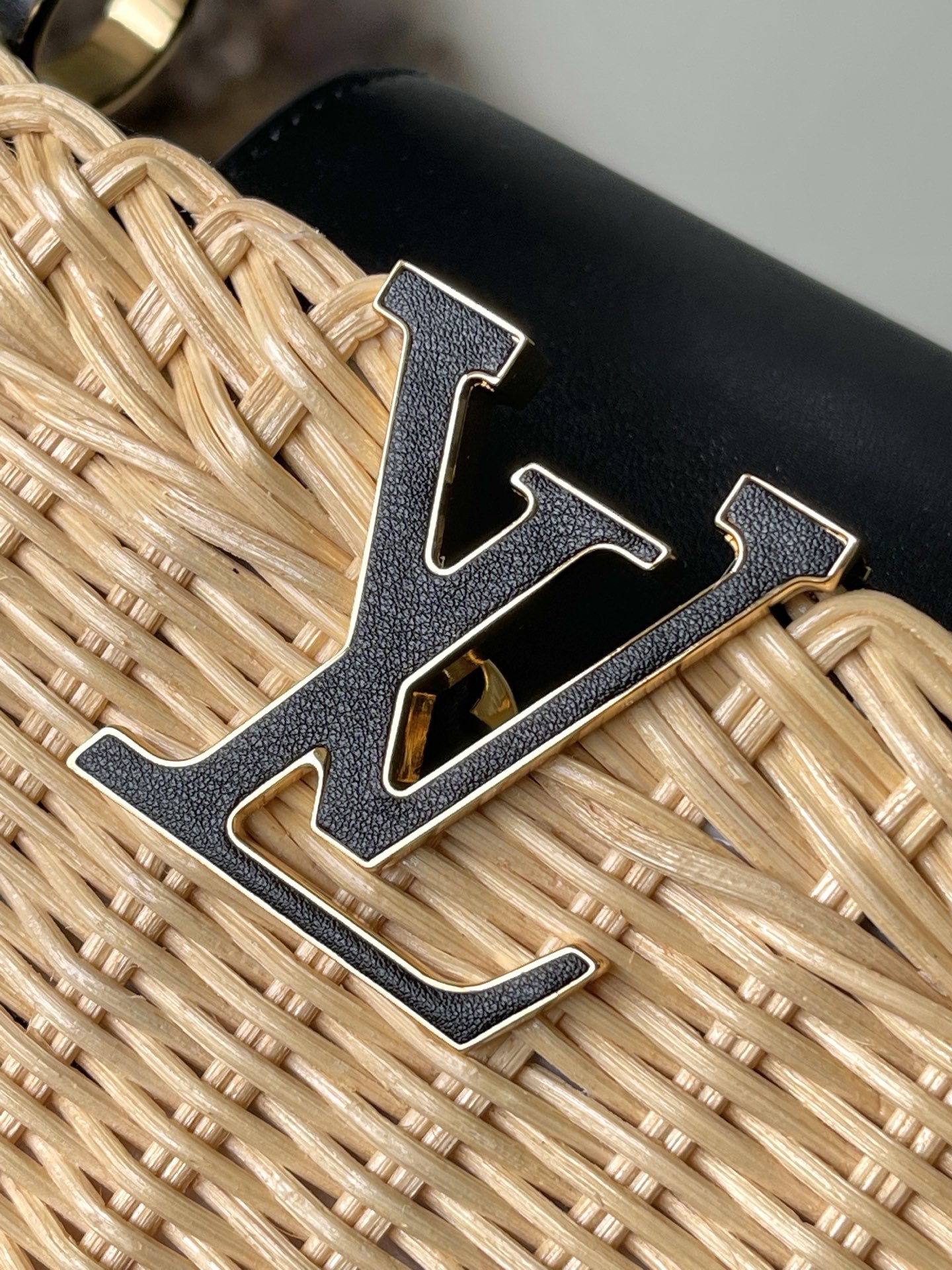 特级原厂皮 M14366 黑色迷你 本款Capucines mini 手袋回溯品牌于1892年推出的Pi