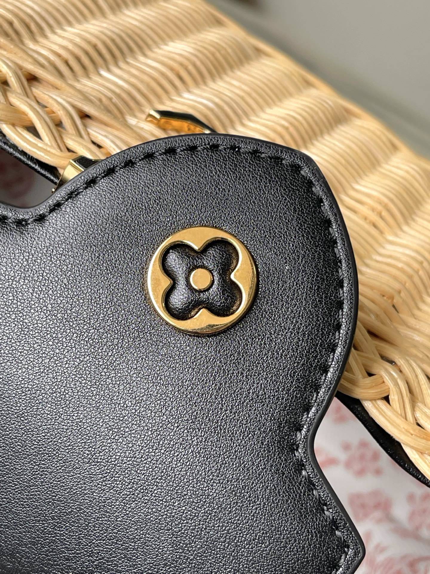 特级原厂皮 M14366 黑色迷你 本款Capucines mini 手袋回溯品牌于1892年推出的Pi