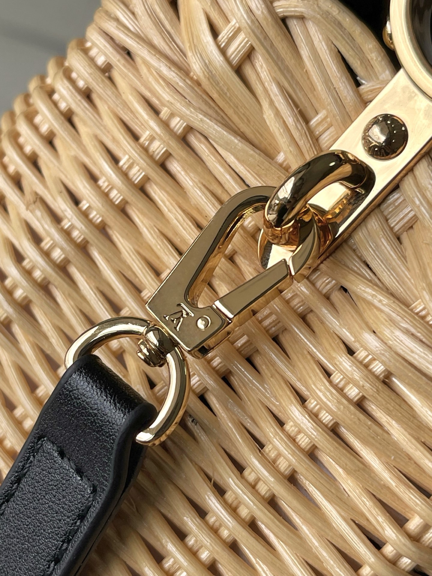 特级原厂皮 M14366 黑色迷你 本款Capucines mini 手袋回溯品牌于1892年推出的Pi