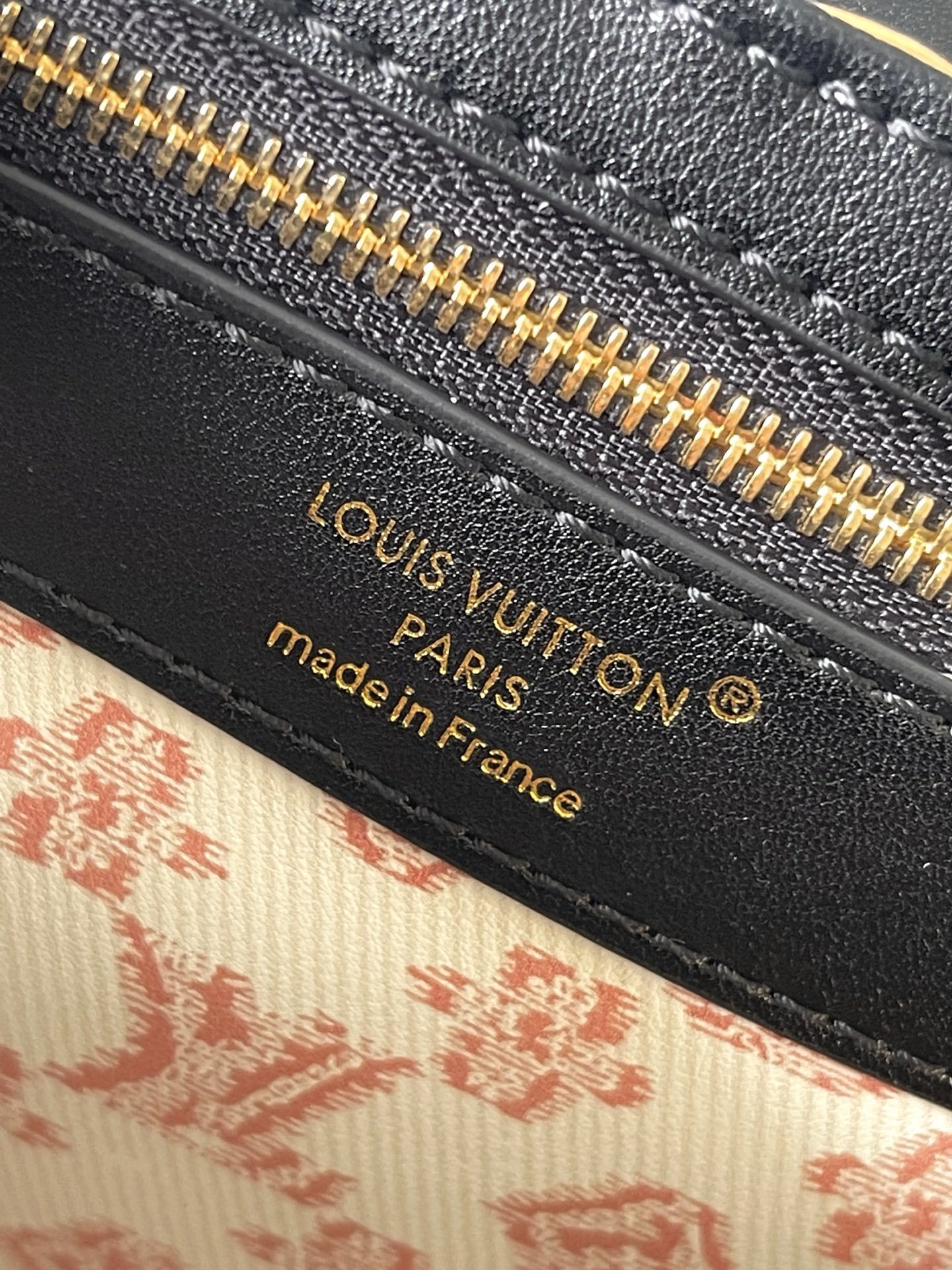 特级原厂皮 M14366 黑色迷你 本款Capucines mini 手袋回溯品牌于1892年推出的Pi