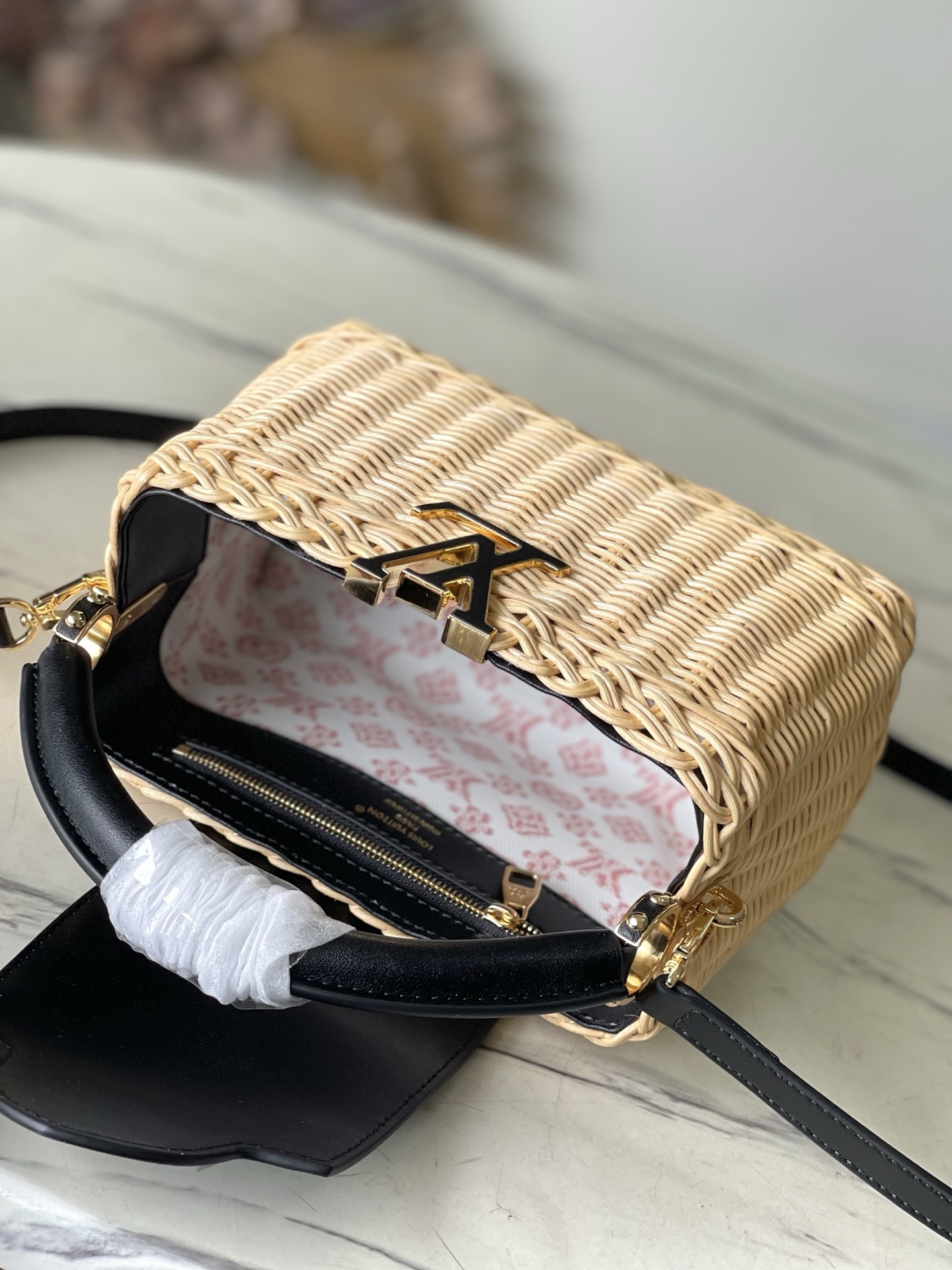 特级原厂皮 M14366 黑色迷你 本款Capucines mini 手袋回溯品牌于1892年推出的Pi