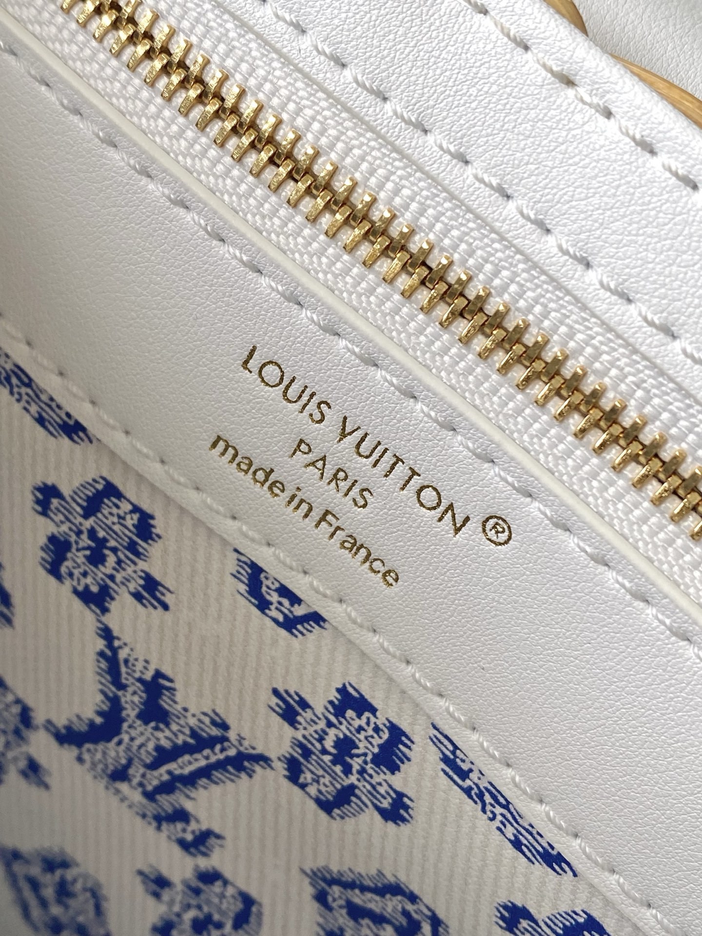 特级原厂皮 M26004 白色迷你 本款Capucines mini 手袋回溯品牌于1892年推出的Pi