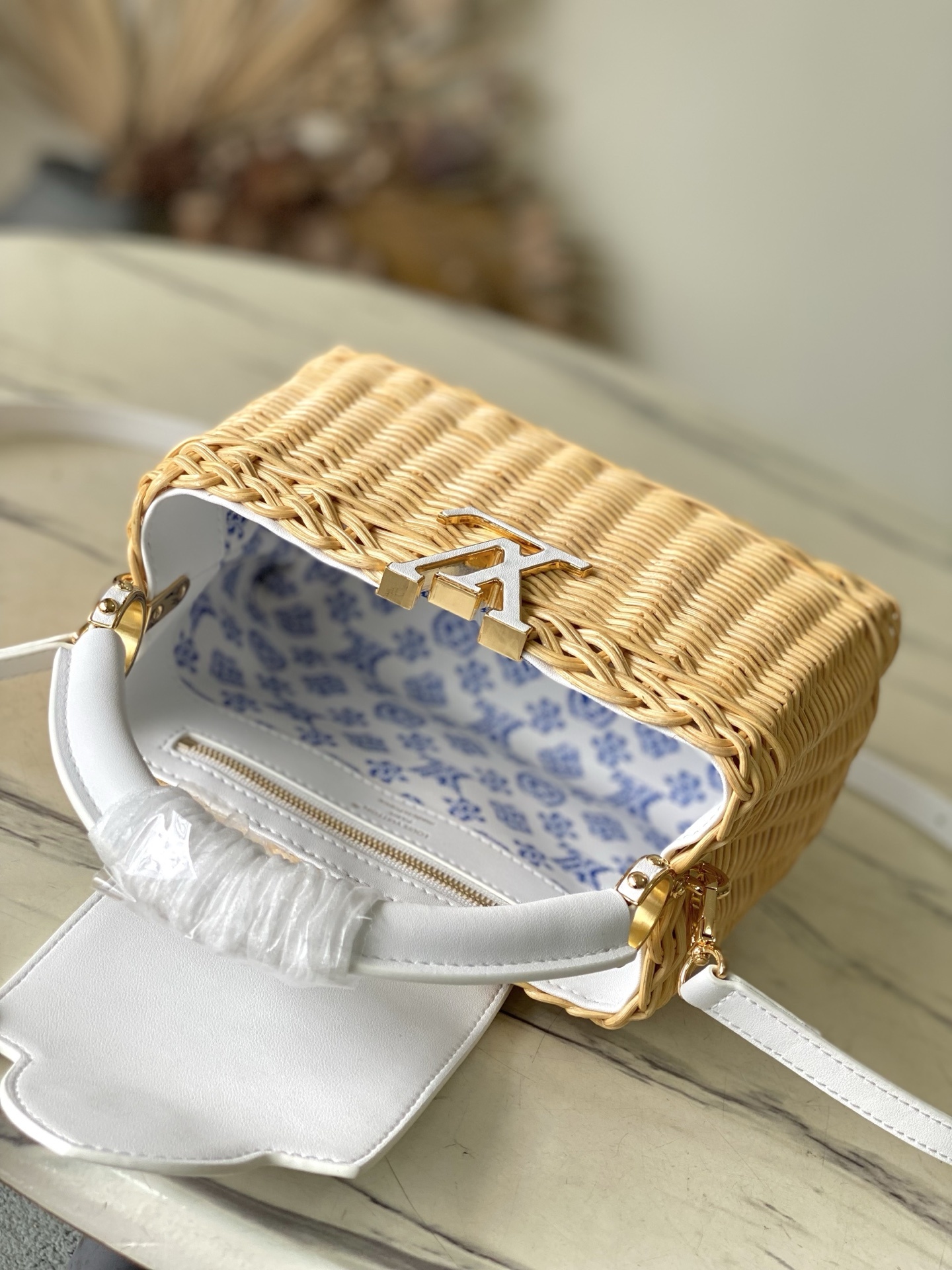 特级原厂皮 M26004 白色迷你 本款Capucines mini 手袋回溯品牌于1892年推出的Pi