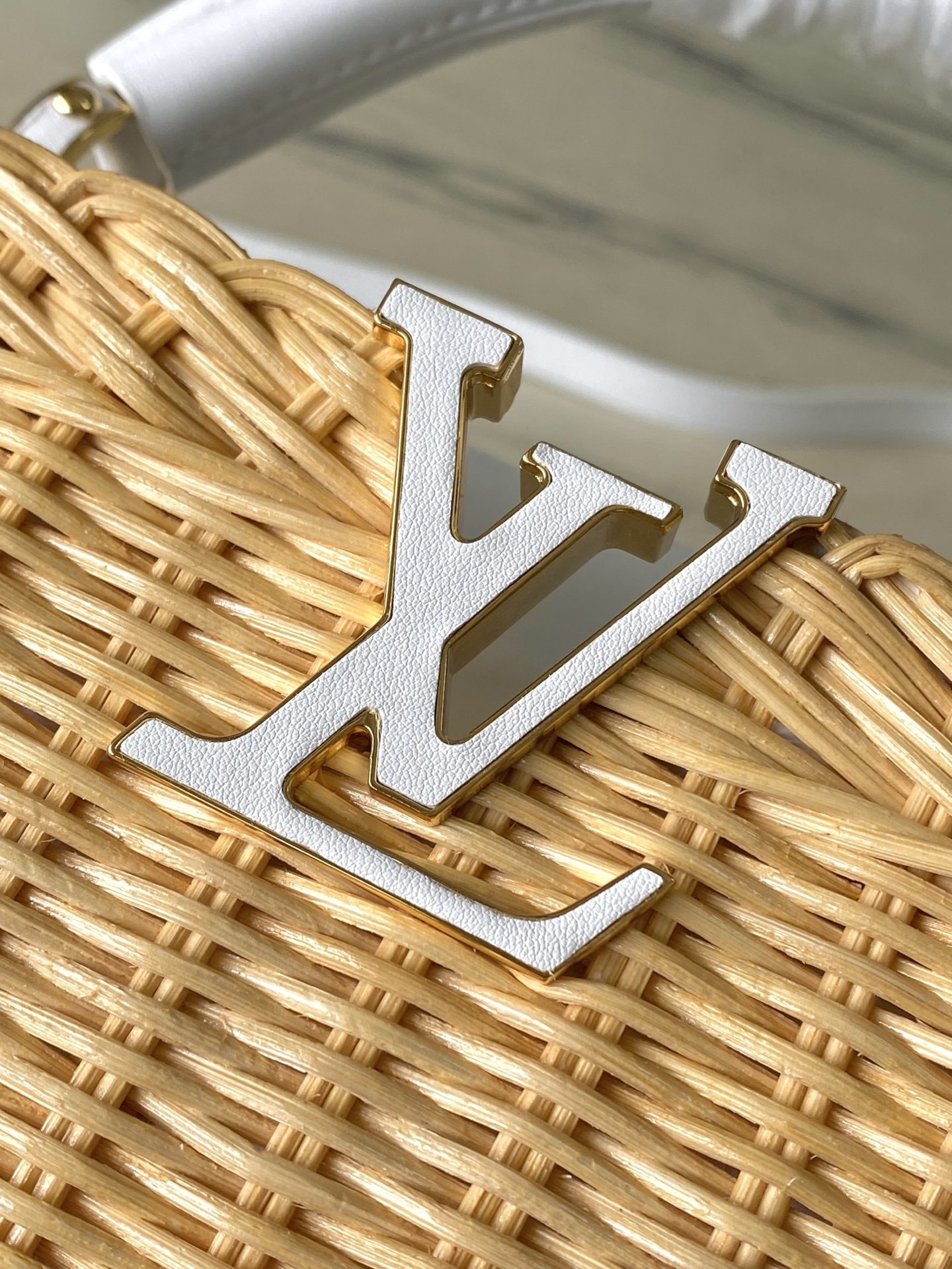 特级原厂皮 M26004 白色迷你 本款Capucines mini 手袋回溯品牌于1892年推出的Pi